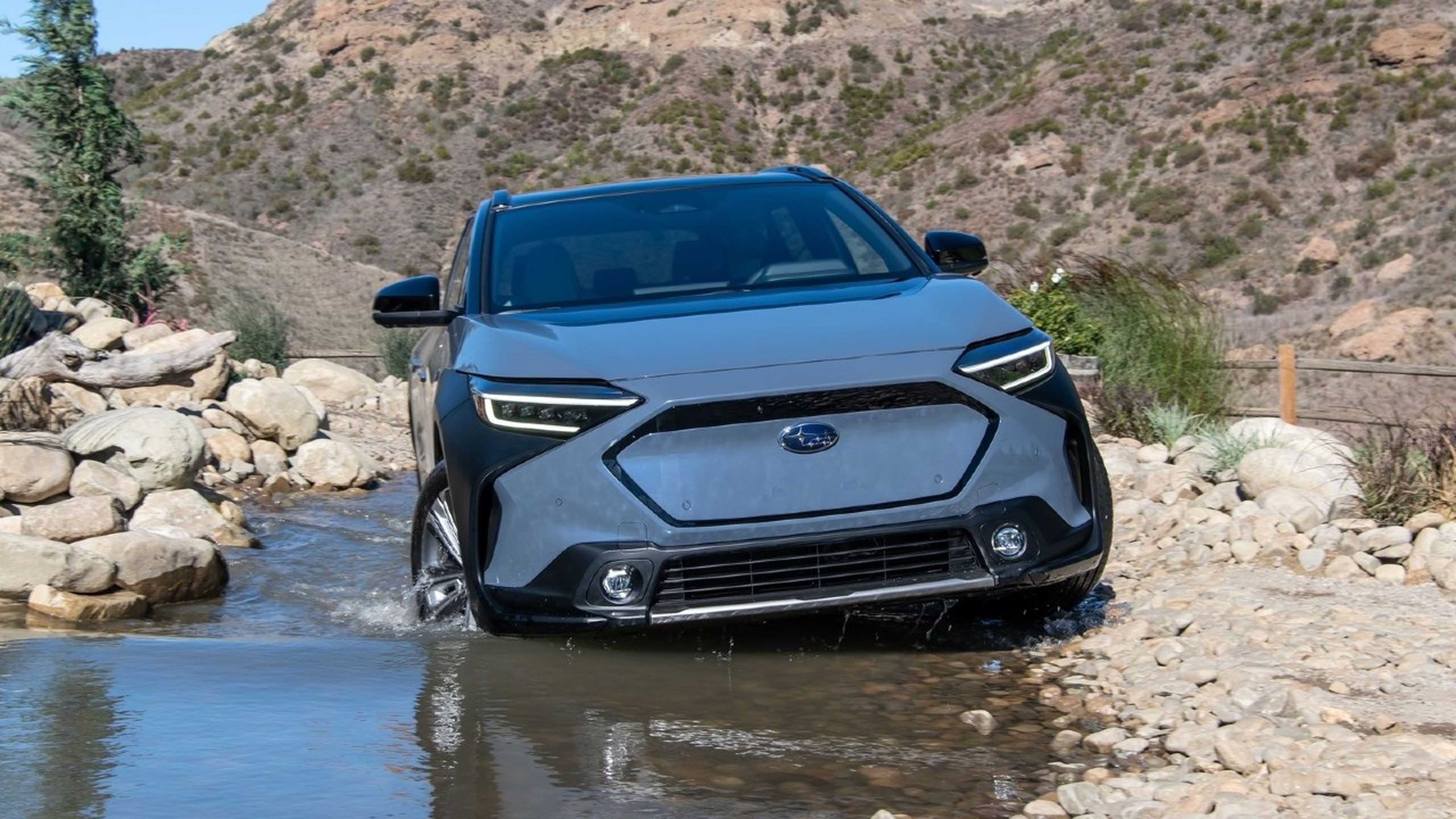 ¿Es seguro atravesar charcos profundos o vadear un río con un coche eléctrico?