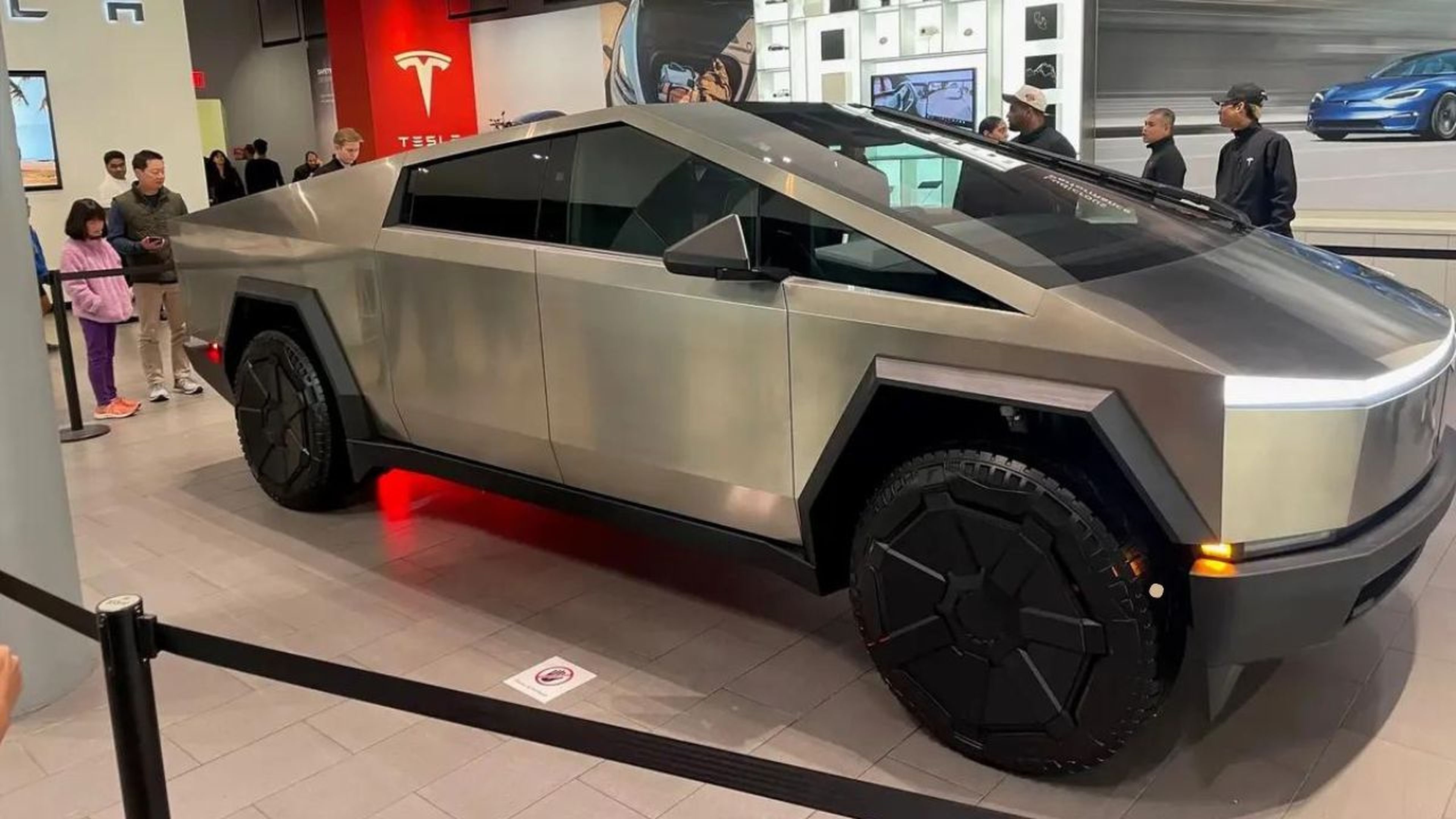 Tesla Cybertruck exposición California