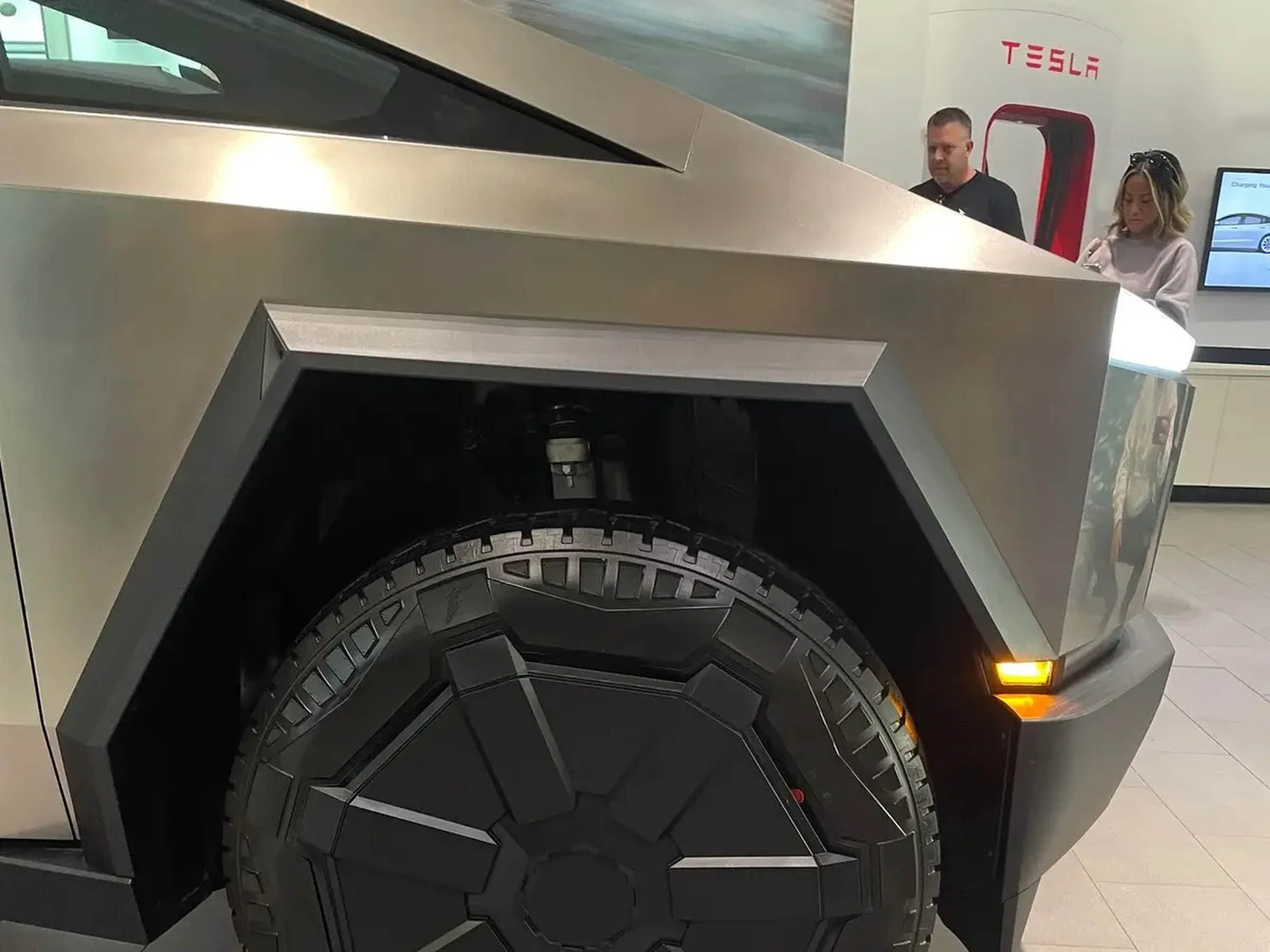 Tesla Cybertruck exposición California