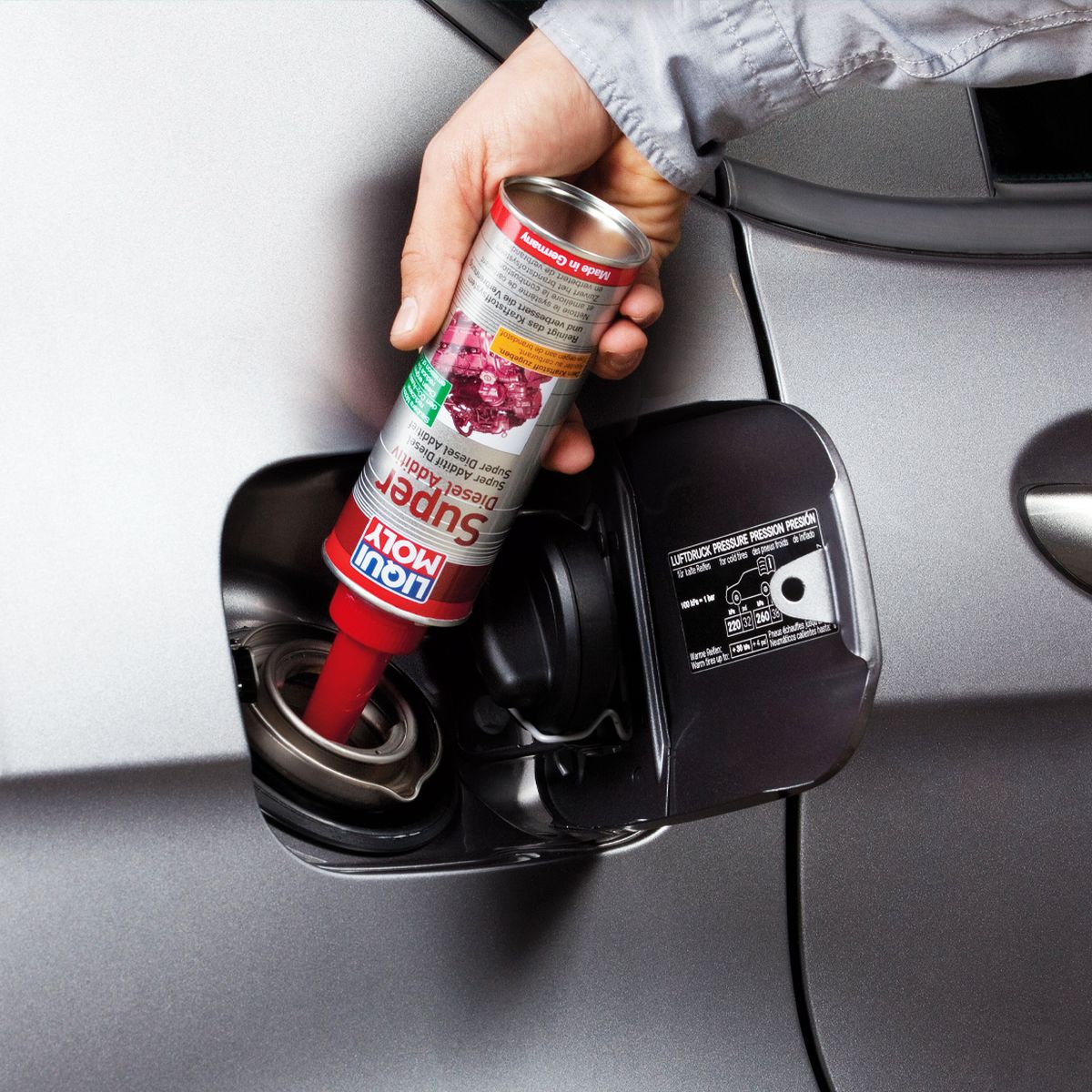 Utilizar aditivos para reducir el consumo de tu coche: ¿funciona o es otro  mito?