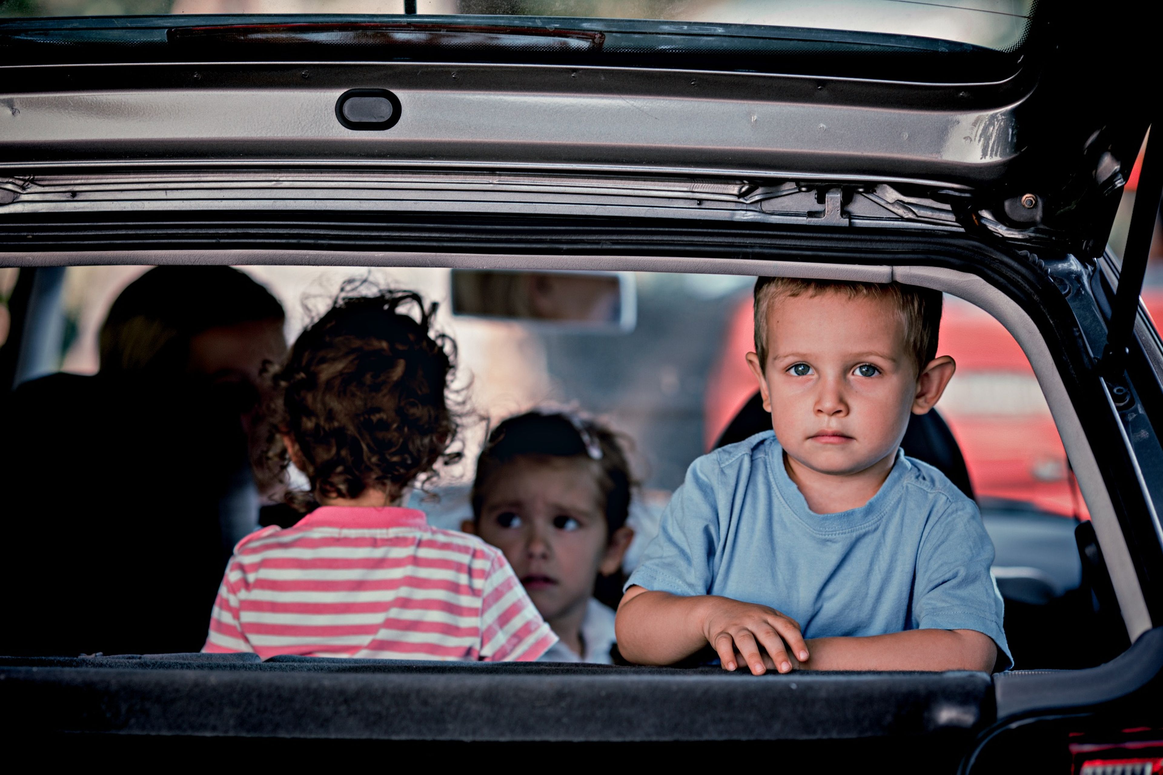Descubren a 7 menores en un Seat León, ¡dos escondidos en el maletero, y el conductor sin carnet!