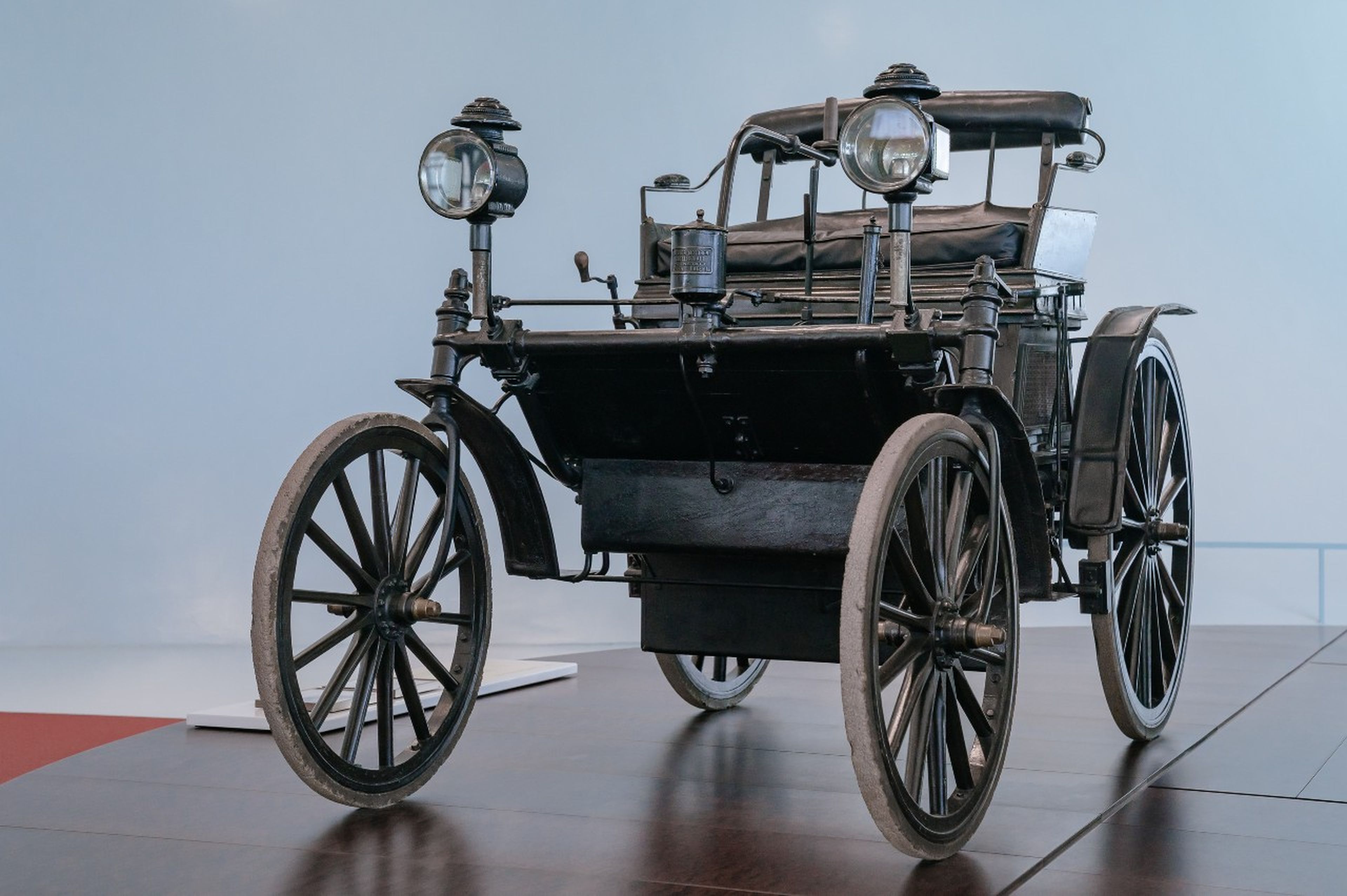 Какая лучше первая машина. Первый Мерседес Бенц 1886. Бенц и Даймлер первый в мире автомобиль. Первый Мерседес Бенц 1892. Самый 1 Мерседес.