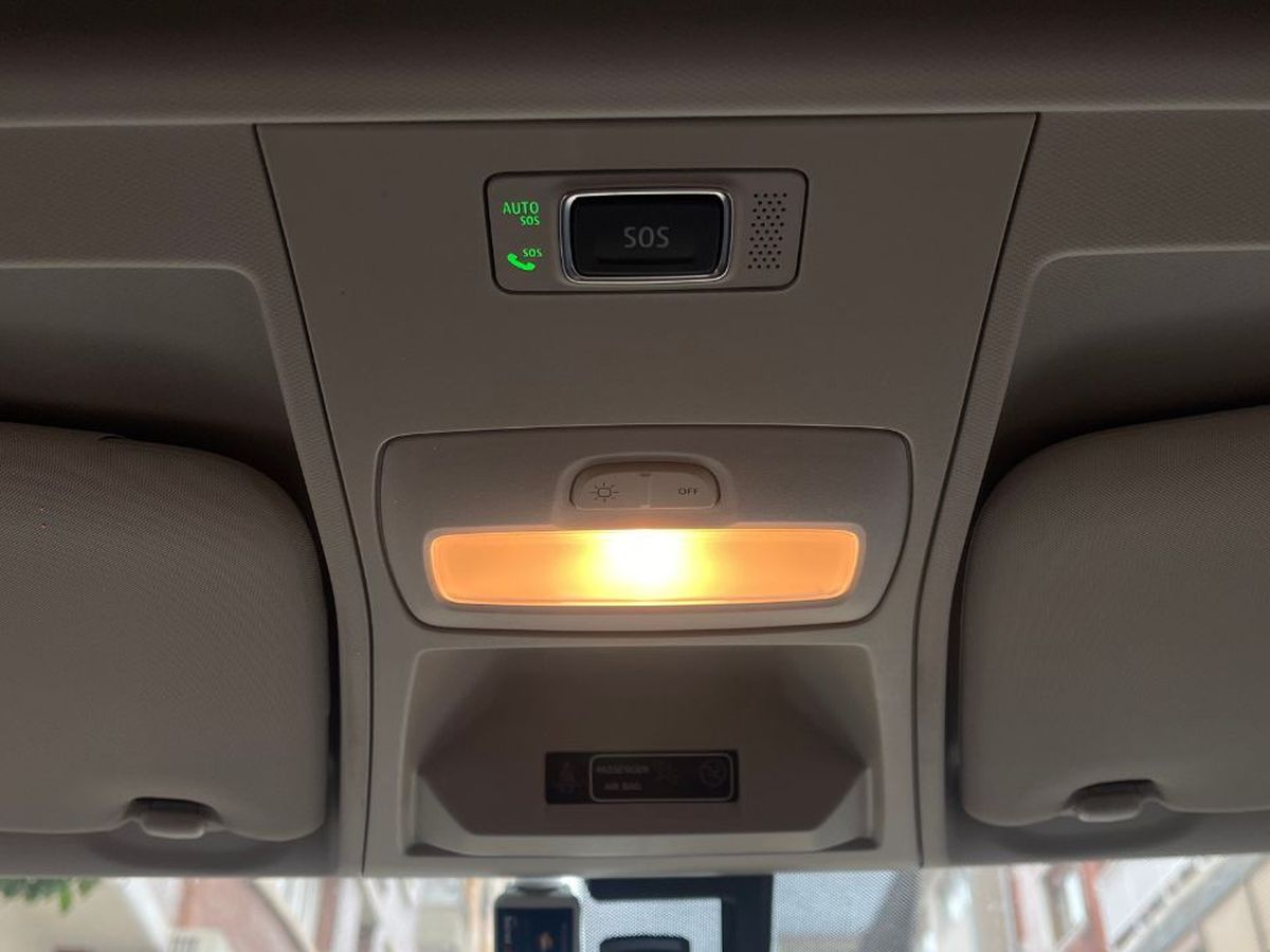 La luz interior del coche se queda encendida, ¿cuál es la razón?