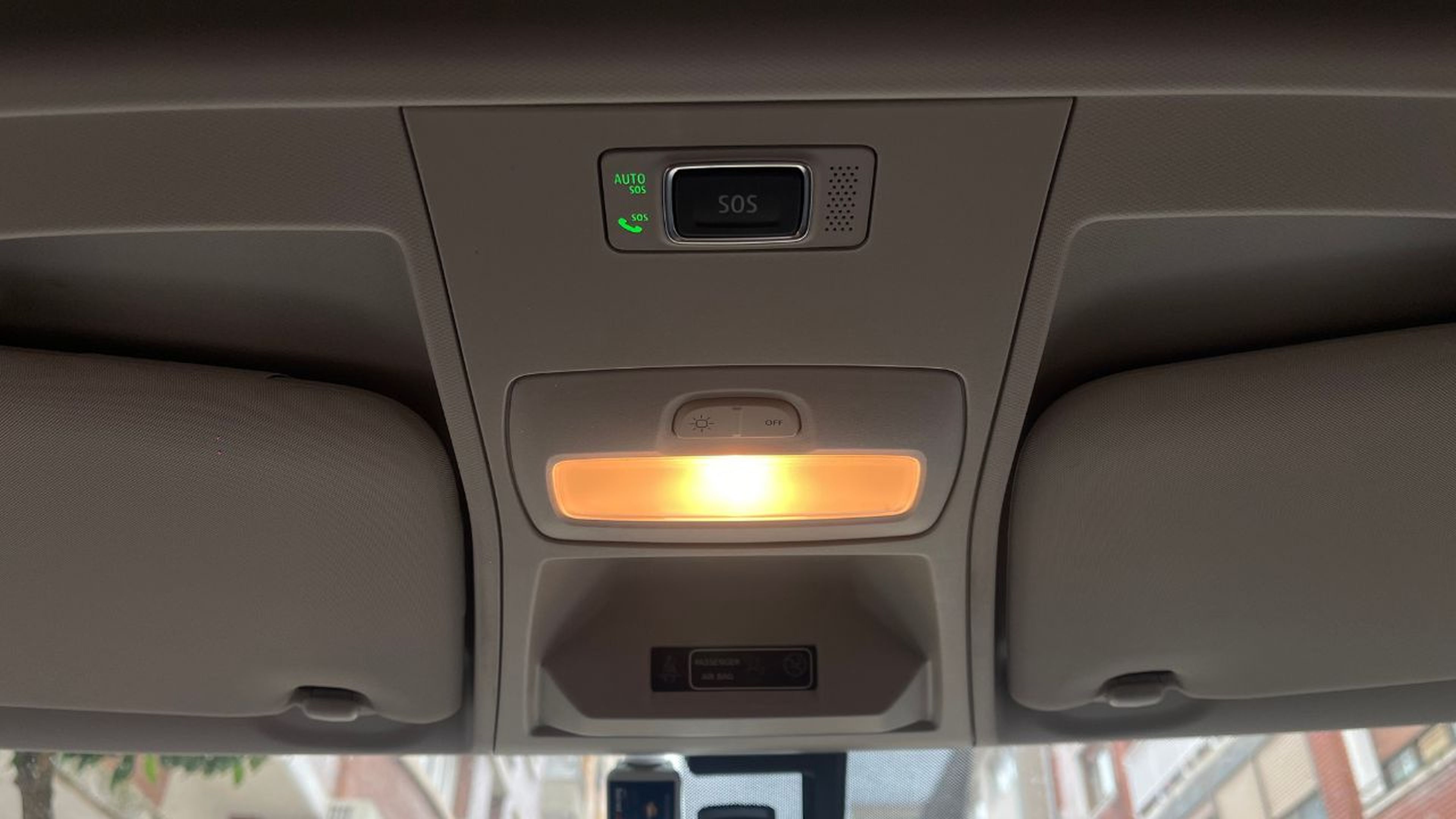 La razón por la que la luz del interior del coche se queda encendida cuando  cierras