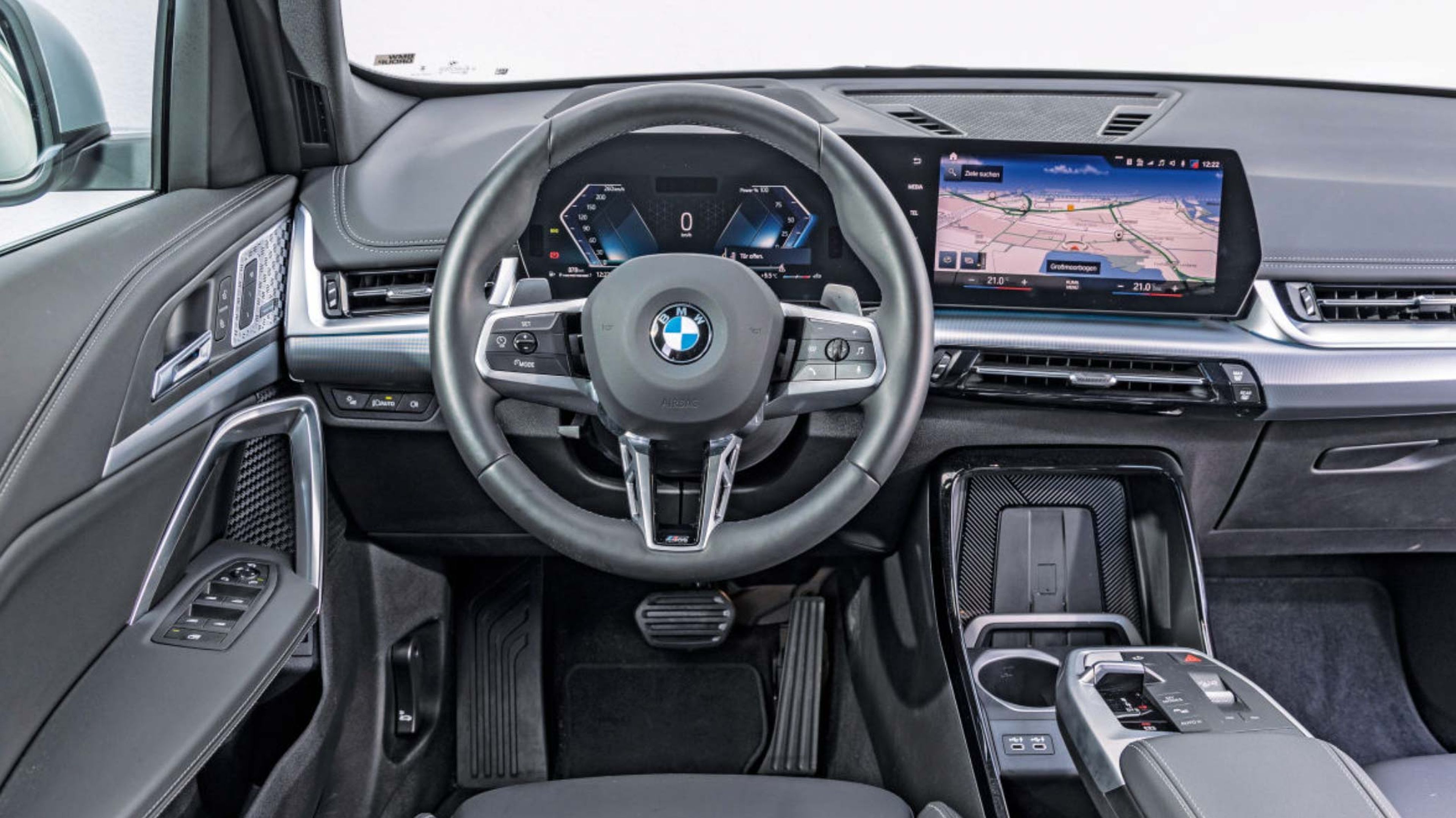 BMW X1 xDrive23d vs. Mercedes GLA 220 d 4Matic cockpit 2