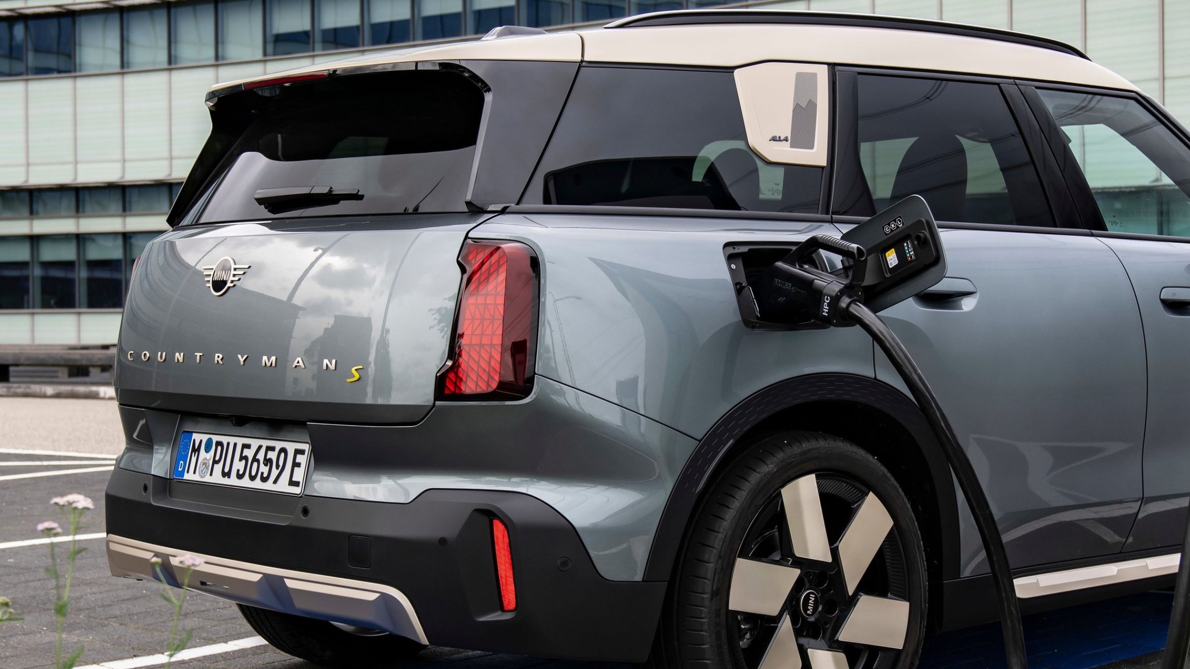 Comprar coche eléctrico en 2024, ¿qué capacidad de batería debes elegir?