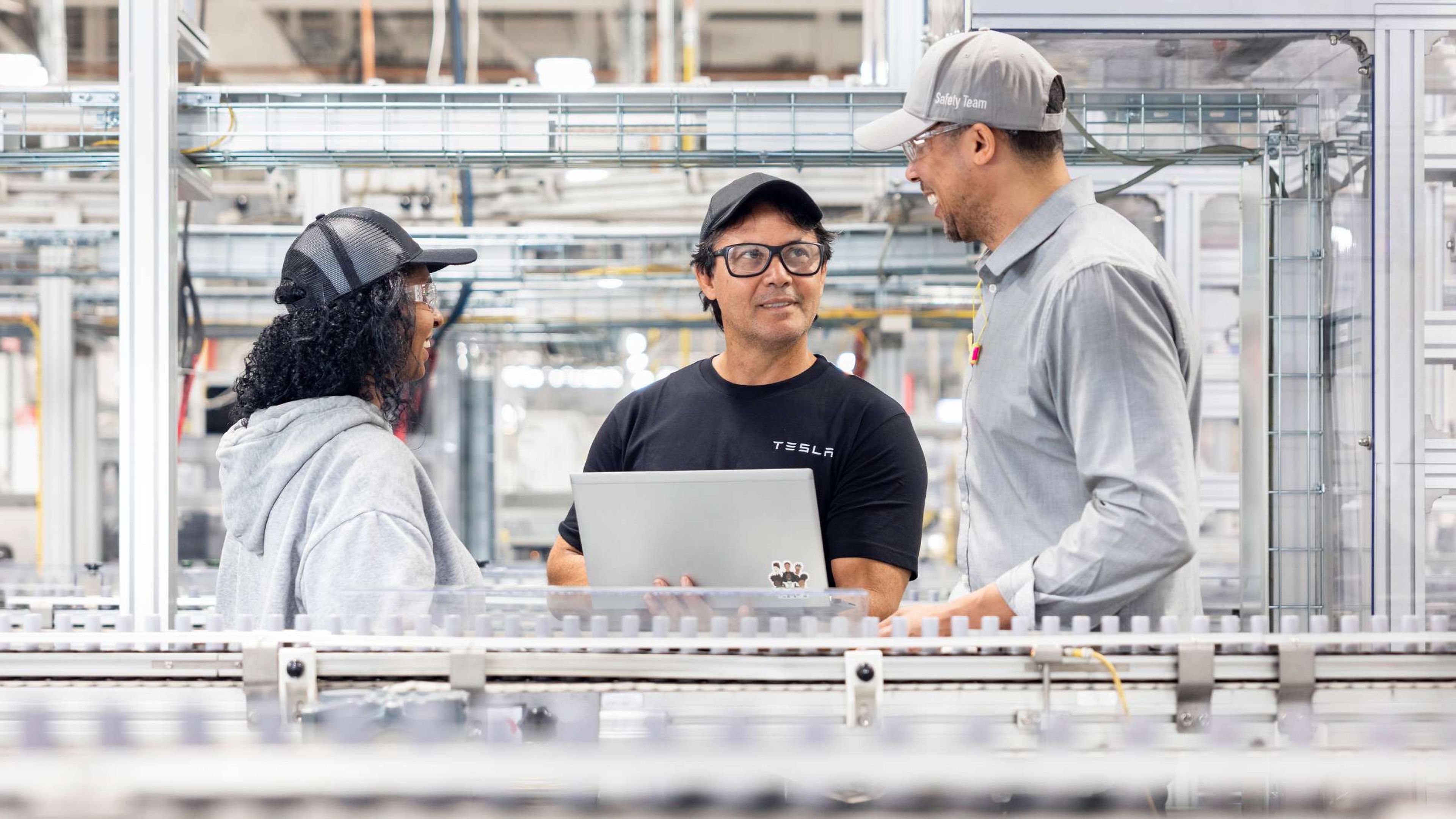 Sueldos trabajadores fábricas Tesla