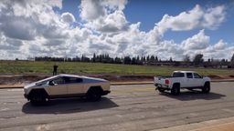 Tesla Cybertruck Chevrolet Silverado prueba de fuerza