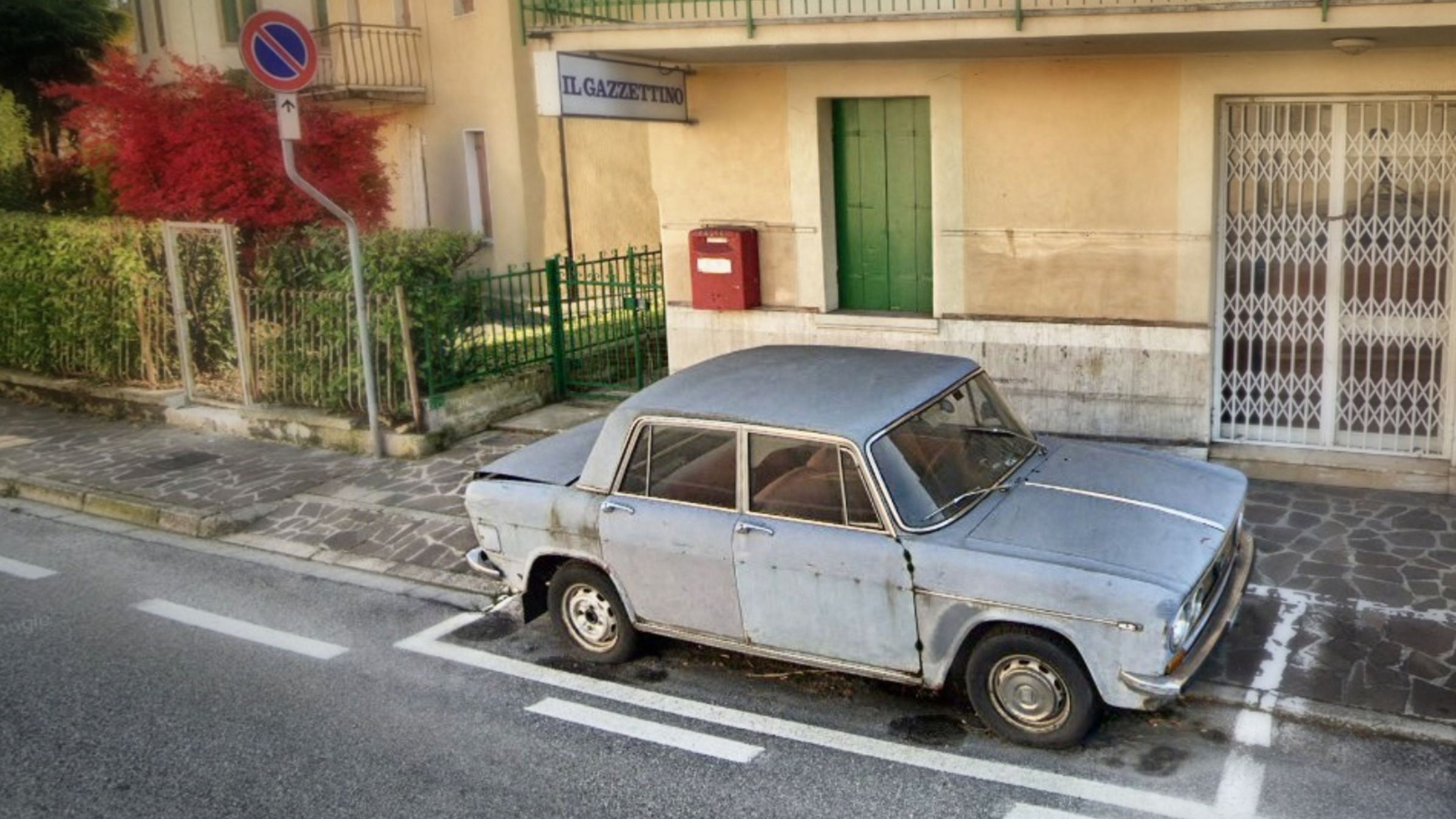 Este Lancia Fulvia de 1962, que está aparcado en el mismo sitio desde hace casi 50 años, es la atracción de la zona