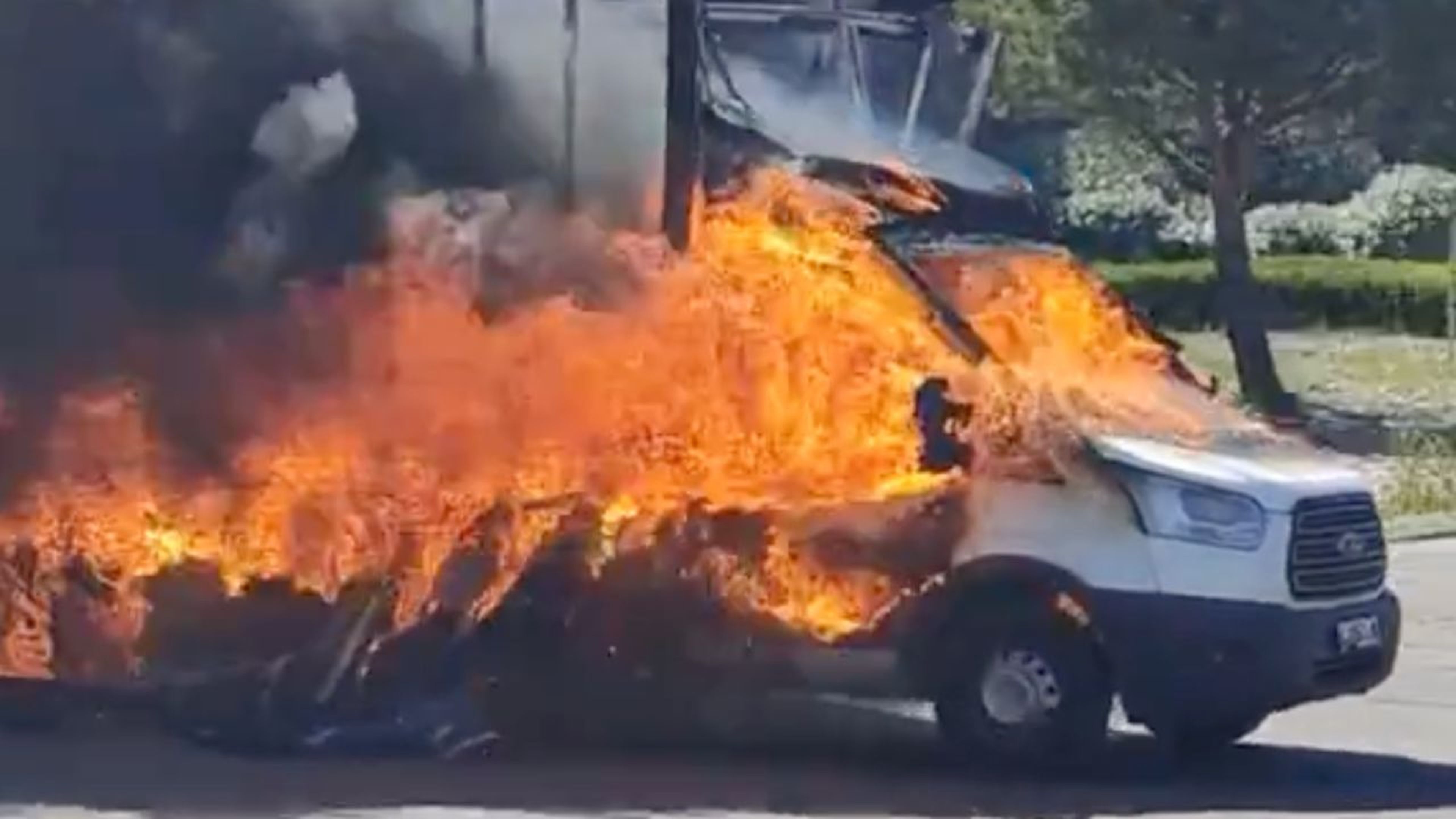 Un coche en llamas sin control se pasea por el centro de Madrid