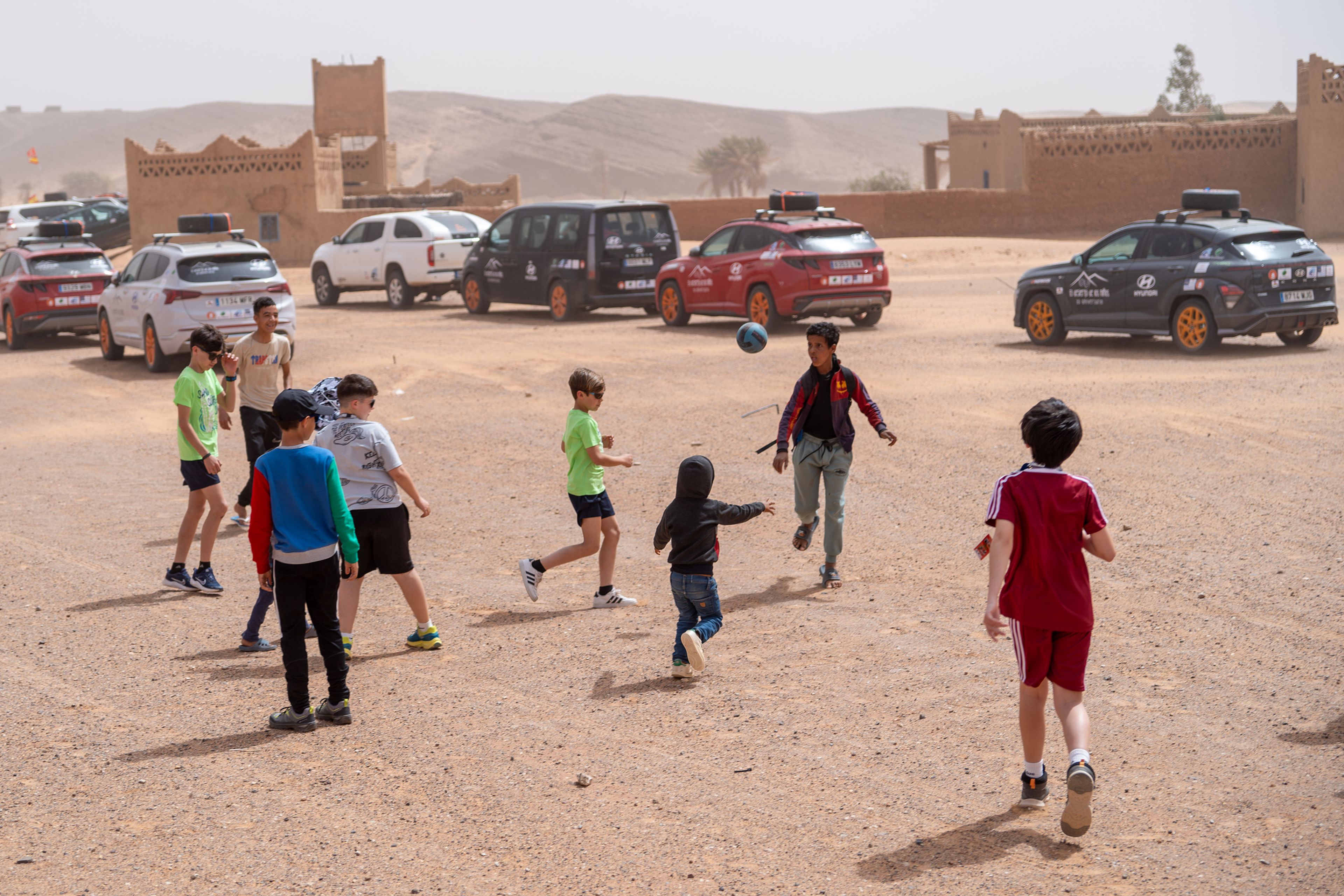 Los niños de la caravana de 'El desierto de los niños' juegan con niños marroquíes en Tisserdmine.