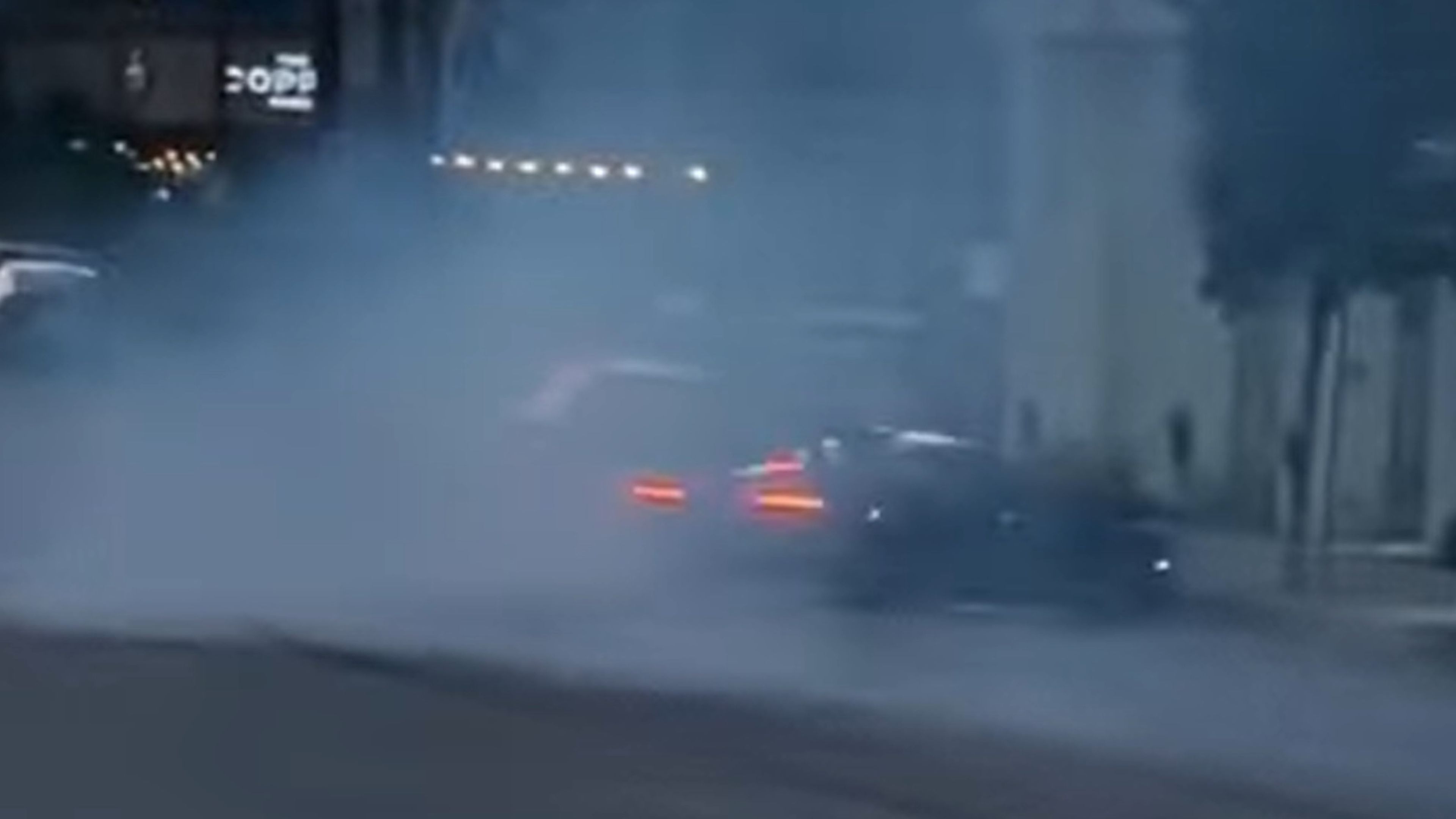 Estrella McLaren Senna contra un concesionario Lexus