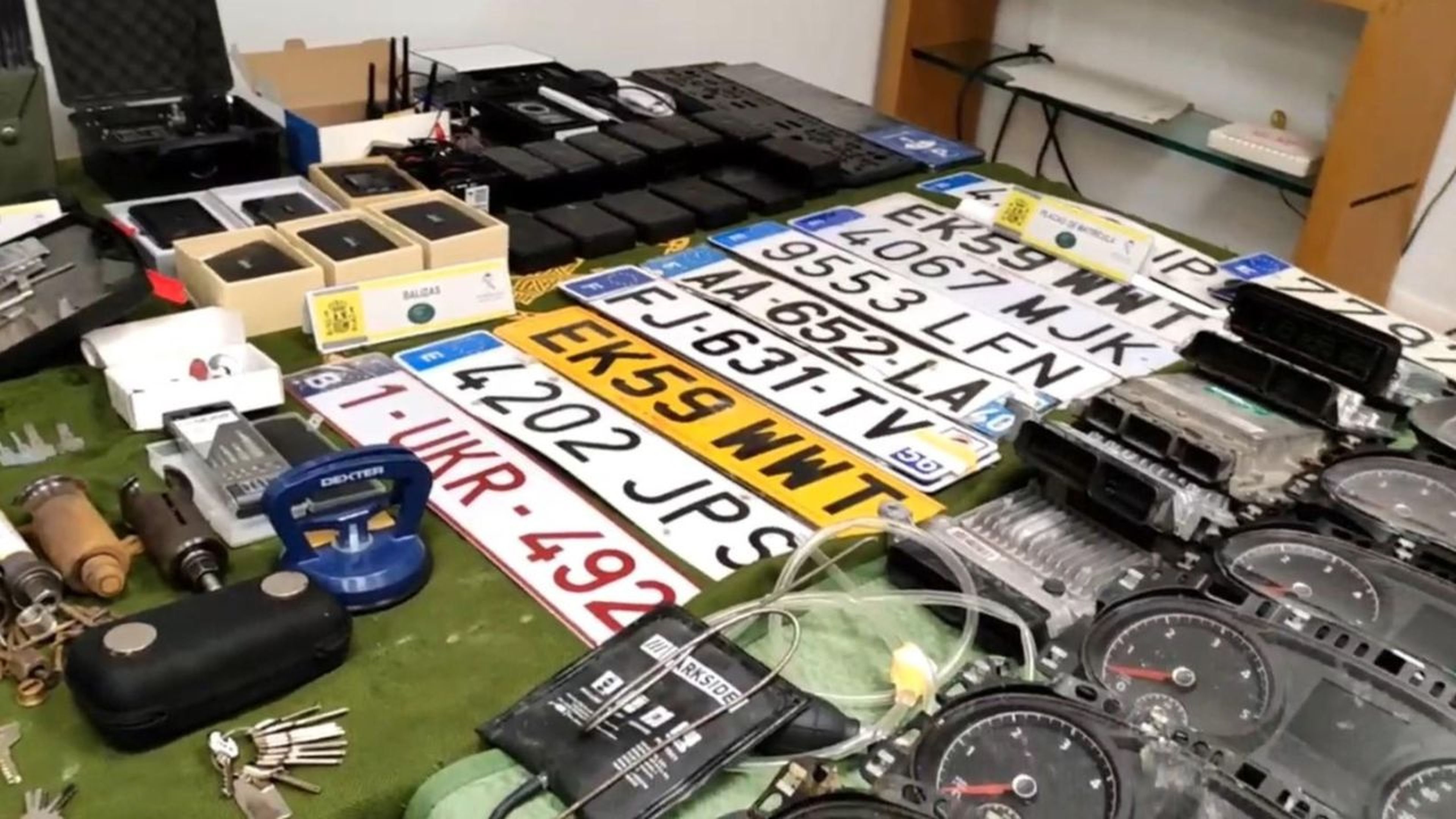 La Guardia Civil detiene a 21 personas por robar coches de lujo y venderlos para blanquear dinero