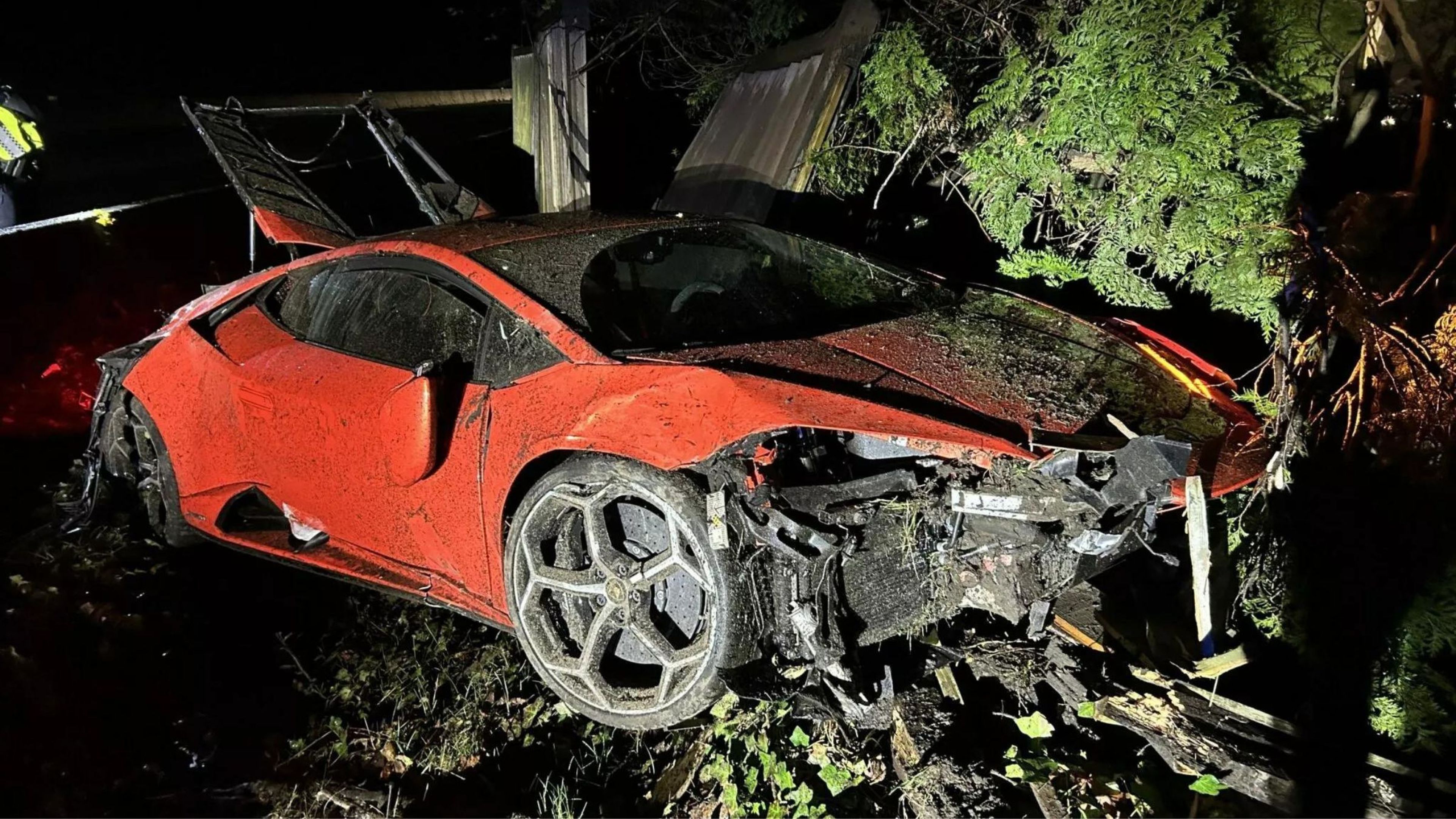 Así ha quedado el Lamborghini Huracán después de que un niño de 13 años lo destrozara en un paseo nocturno lluvioso