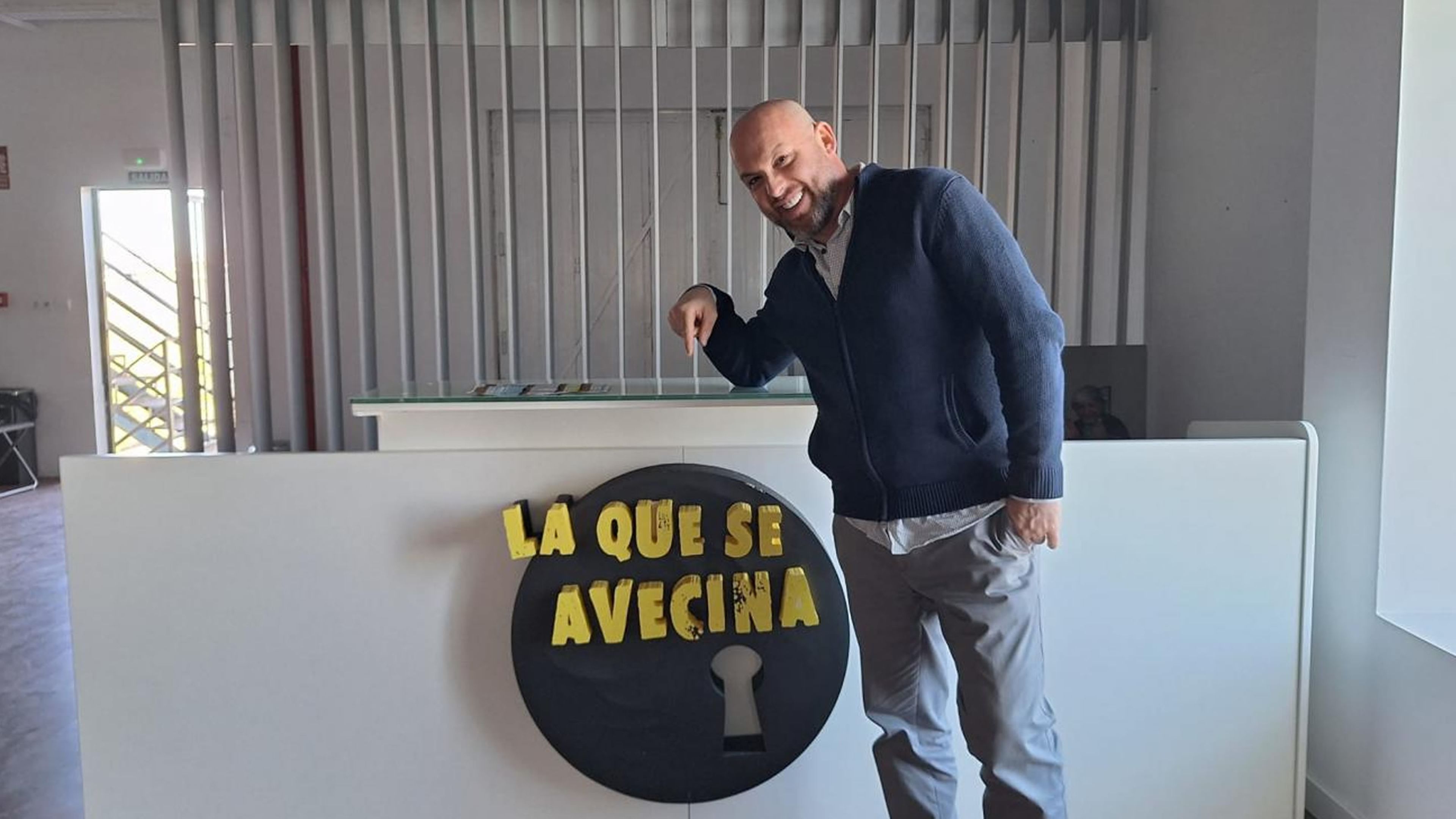 Paco Clarés frente al logo de La que se avecina