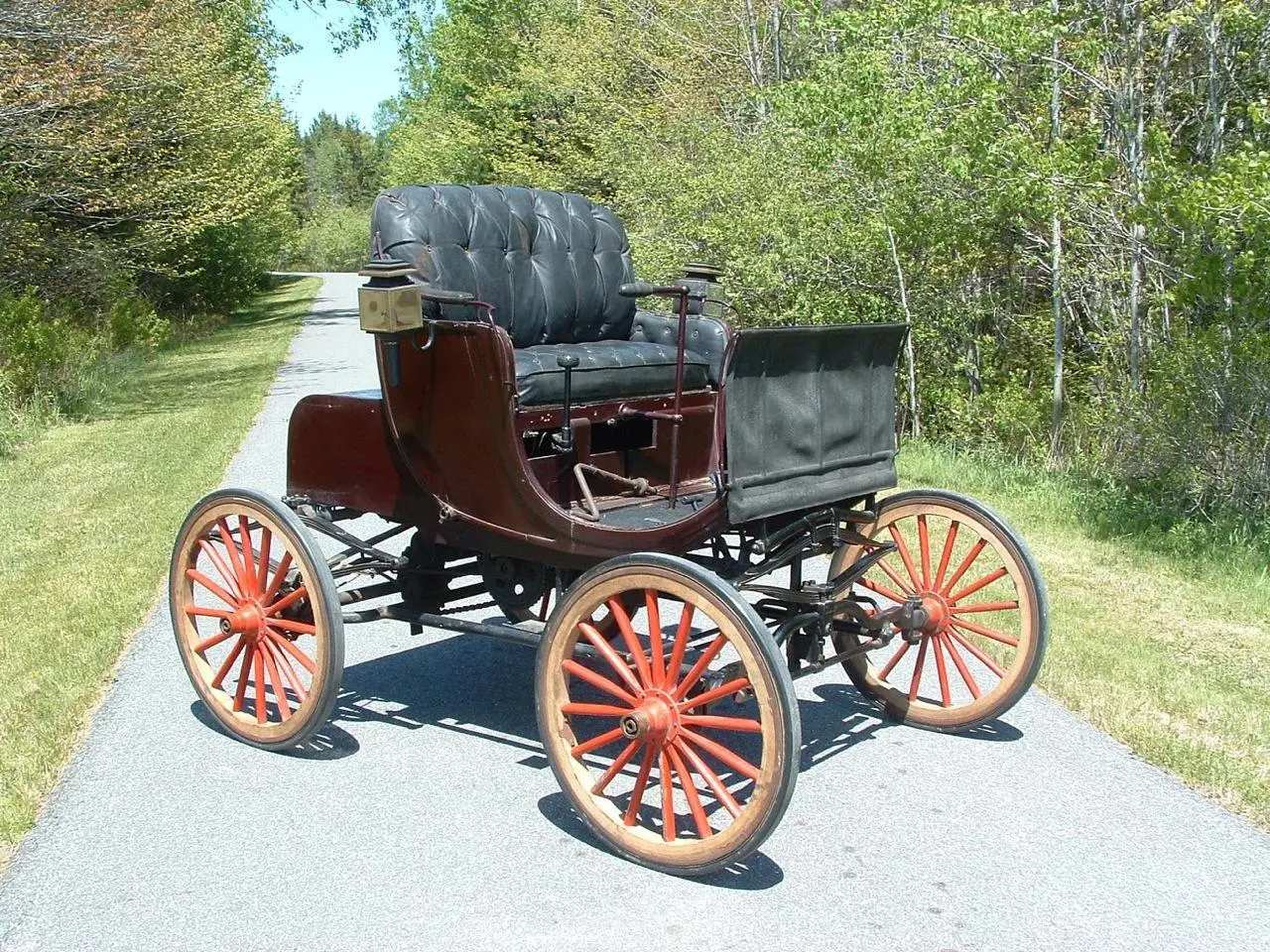 Primer coche con motor de cuatro cilindros