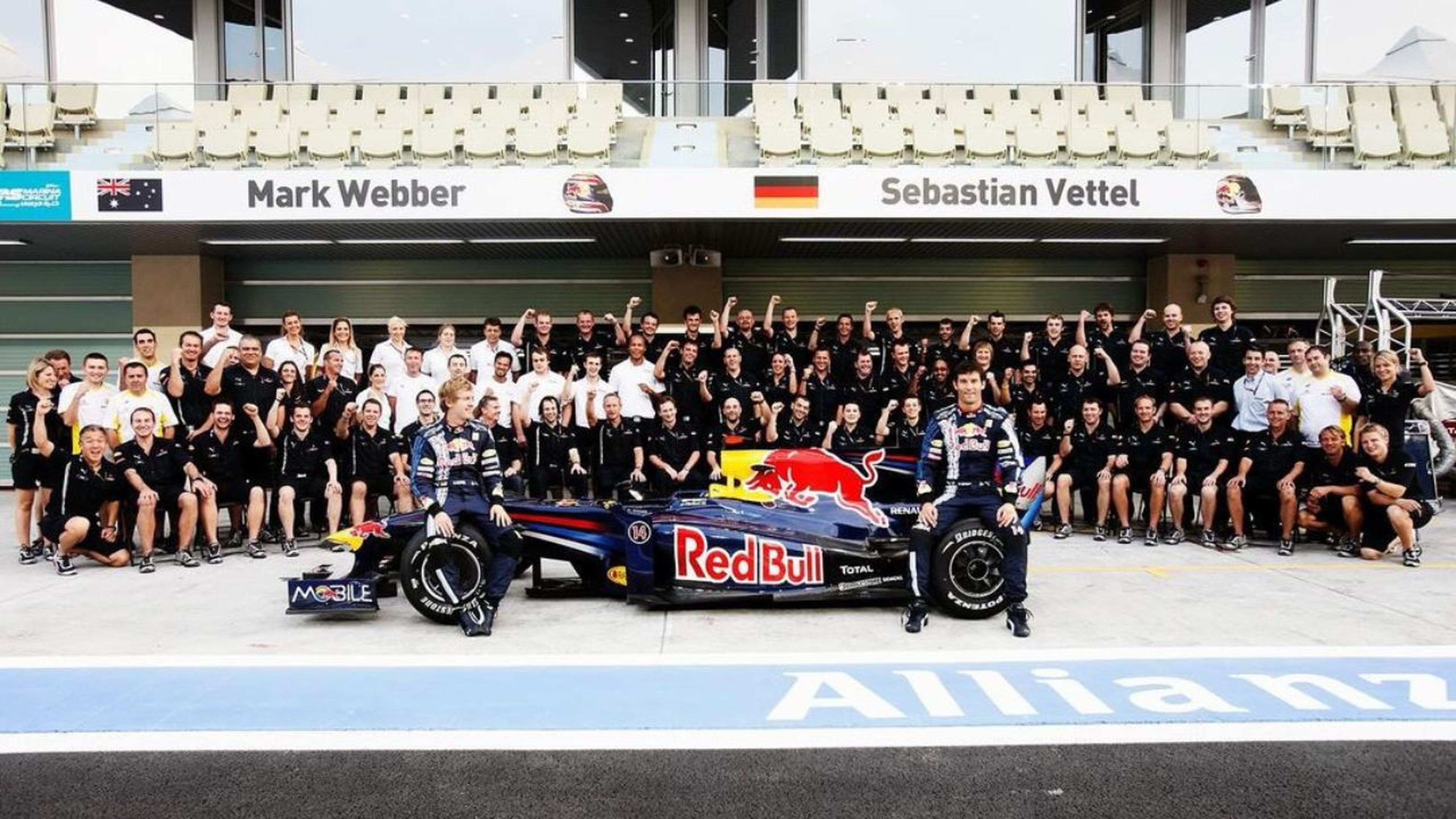 Sebastian Vettel junto a Mark Webber y al equipo Red Bull | Fuente: Instagram Sebastian Vettel