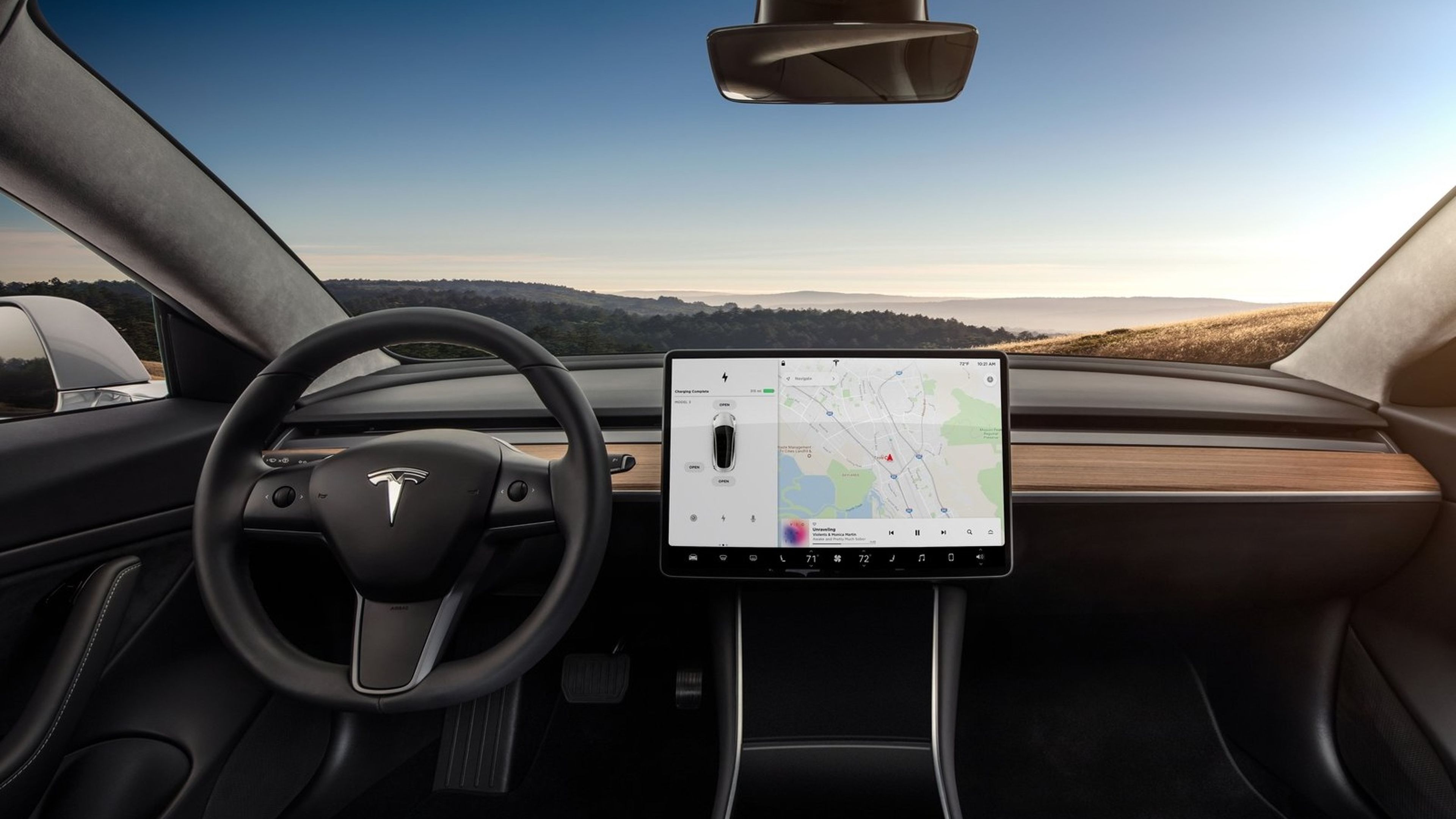 tikTok surrealista vídeo grabado dentro de un Tesla