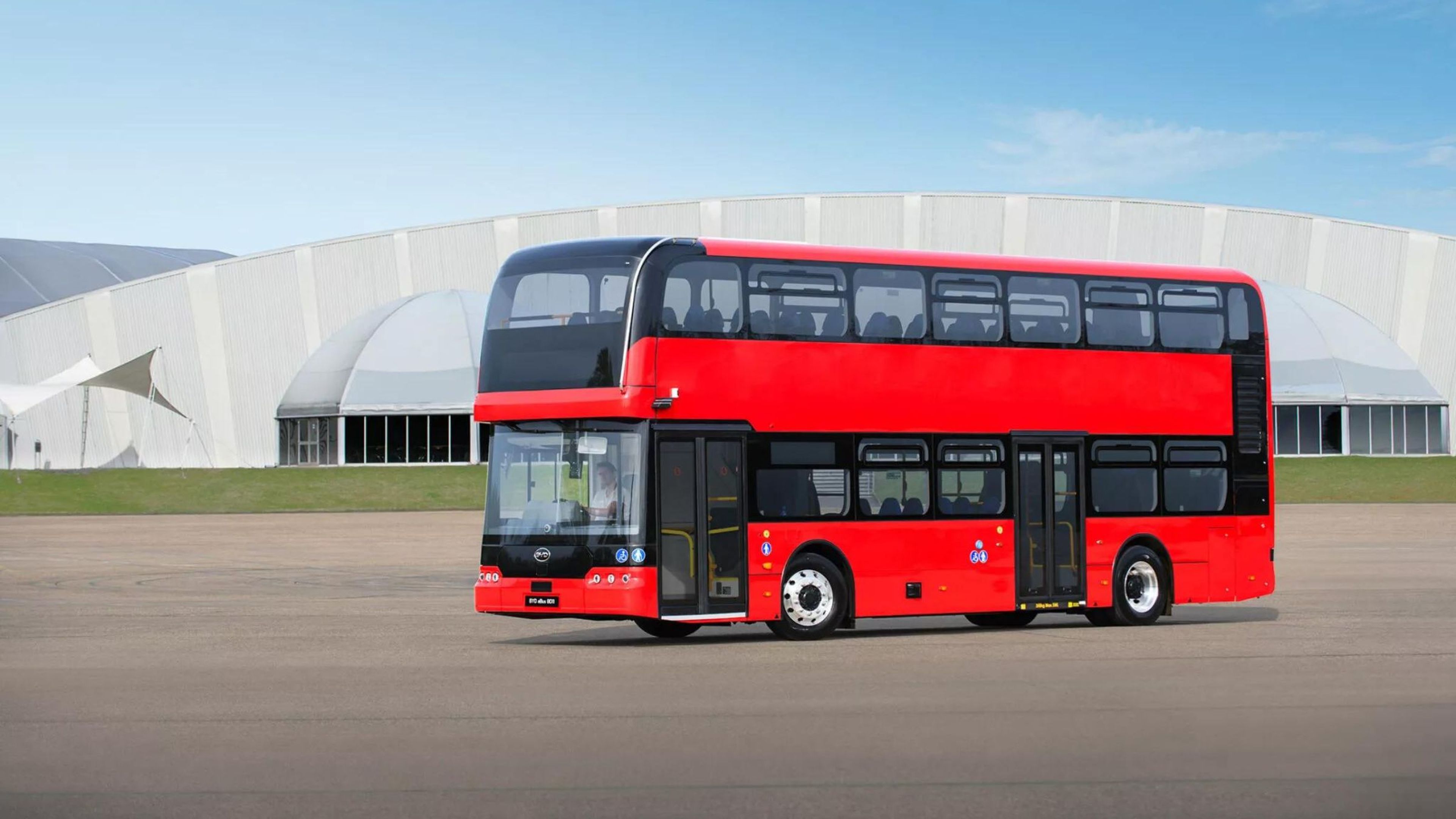 Hasta Londres ha sucumbido a las marcas chinas, y como muestra, este autobús de dos pisos eléctrico de BYD
