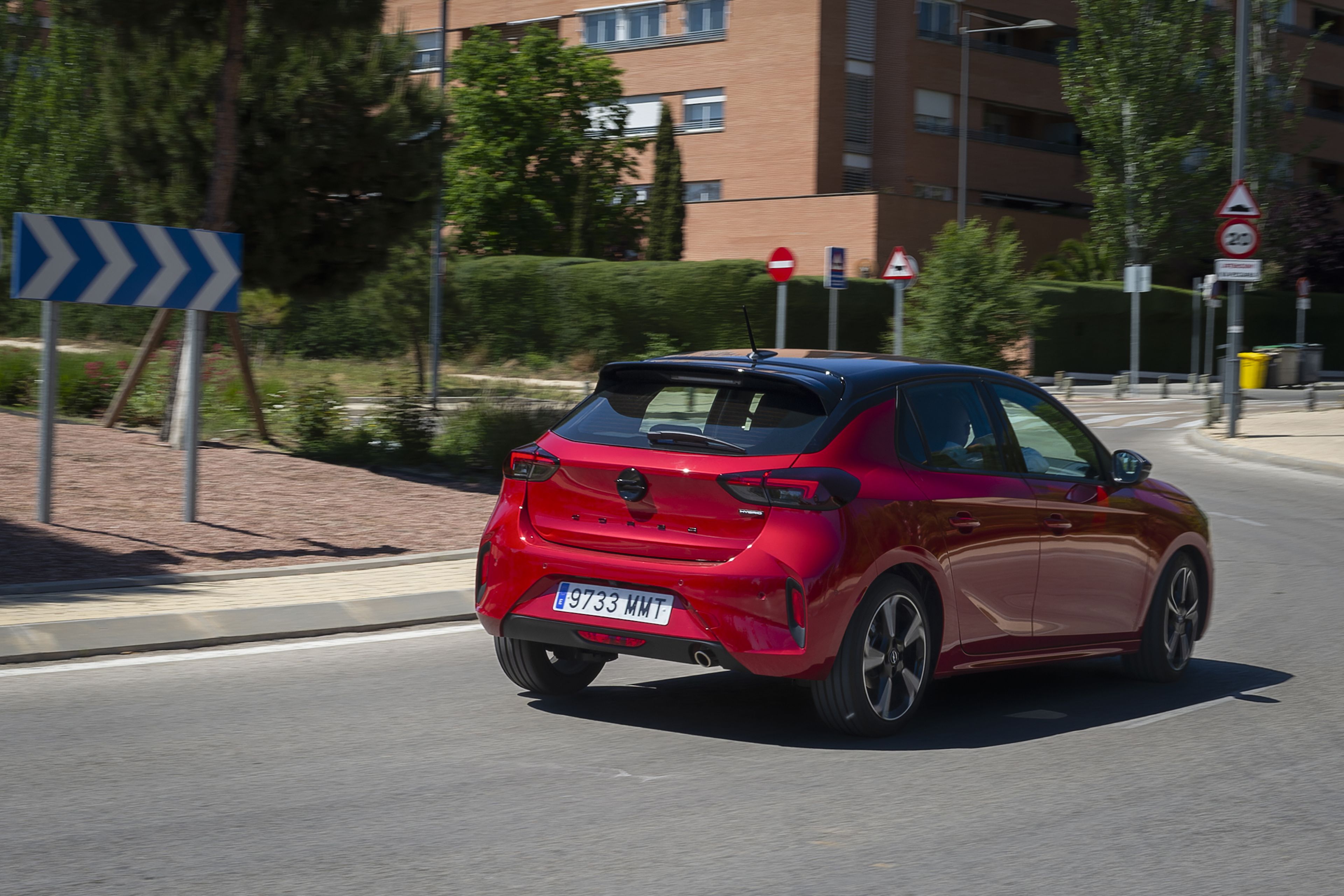 opel corsa hybrid trasera