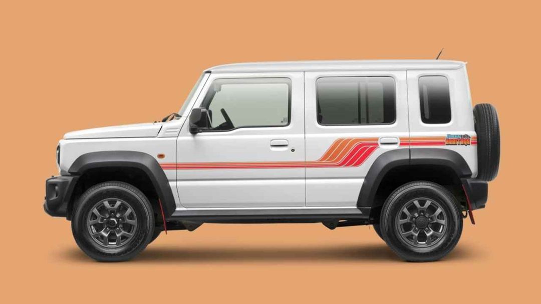Este Suzuki Jimny con adhesivos retro es lo más molón que vas a ver hoy