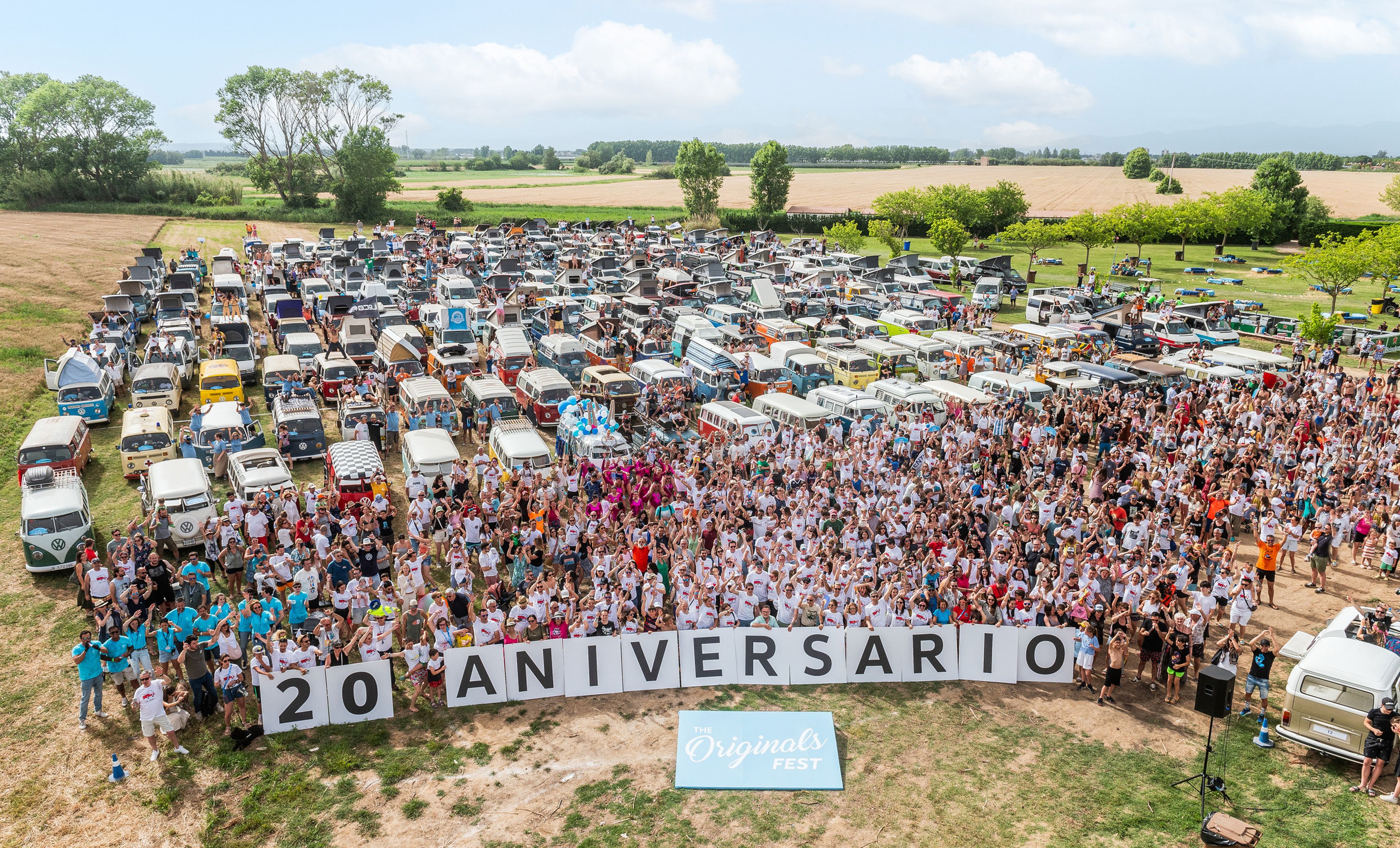 Casi 1.000 furgos y unas 7.000 personas se han dado cita el pasado fin de semana en el camping La Ballena Alegre, en la localidad gerundense de Sant Pere Pescador. 