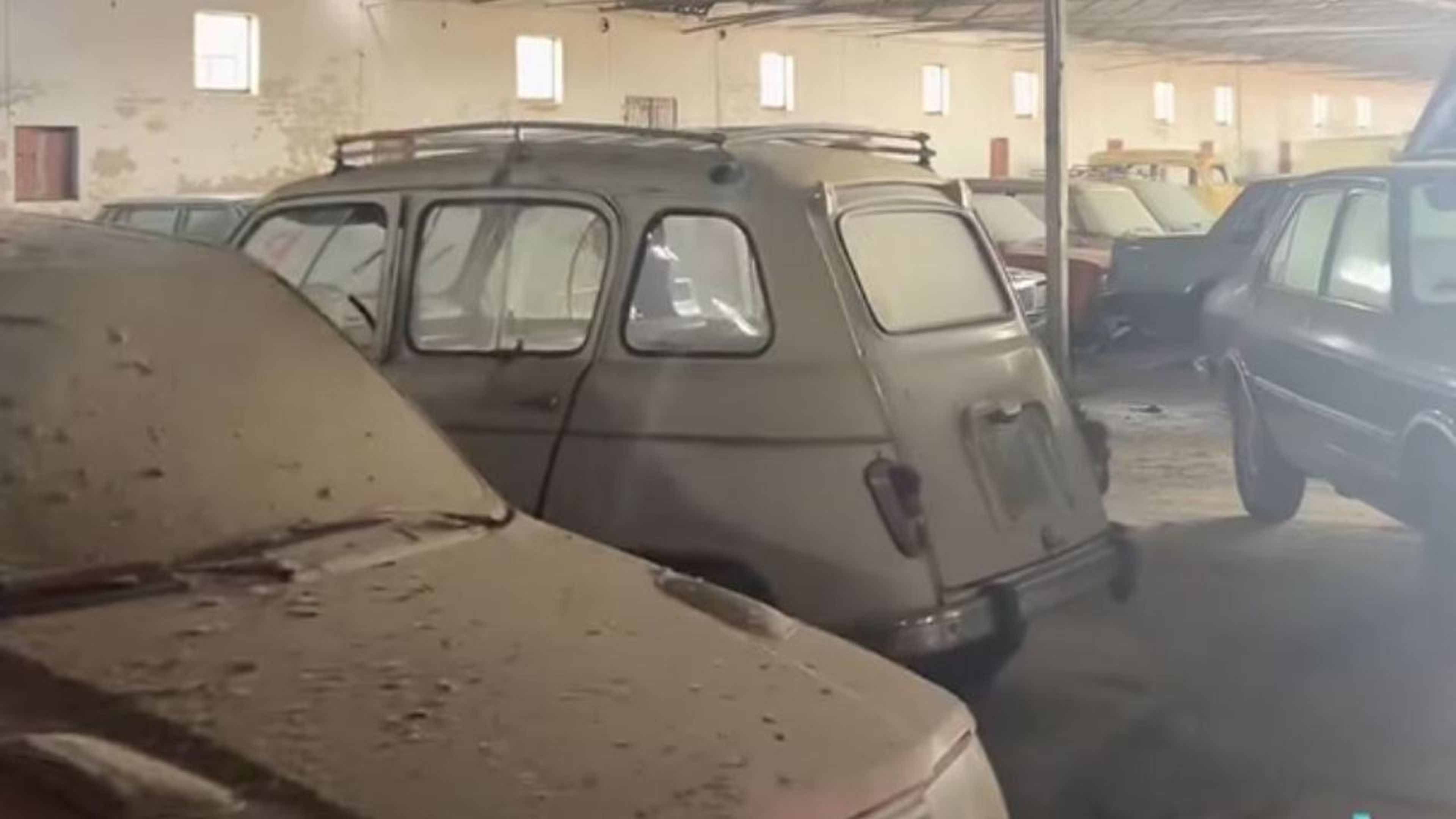 coches clasicos abandonados nave leon