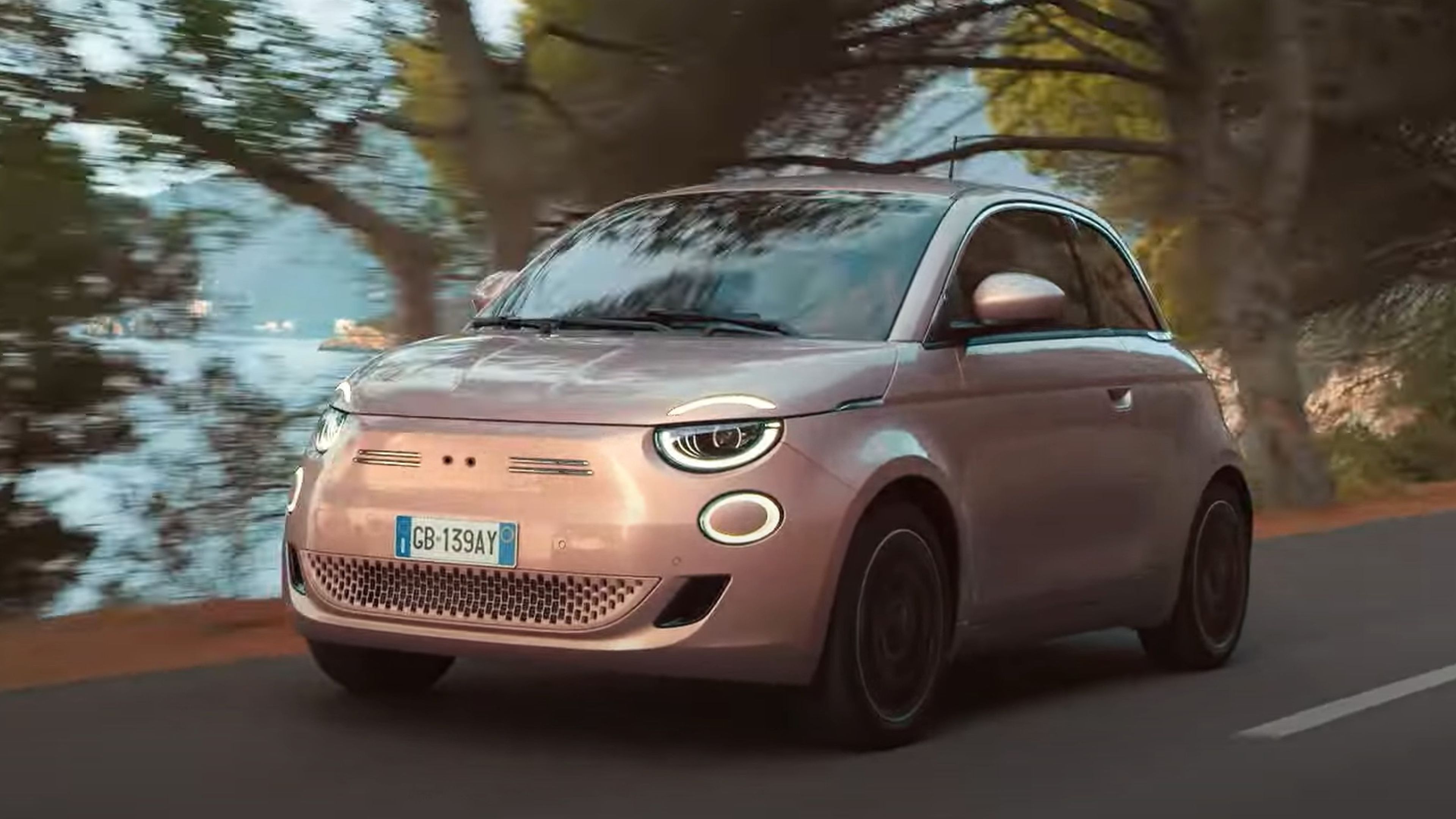 Fiat quita el logo al 500 en su último anuncio