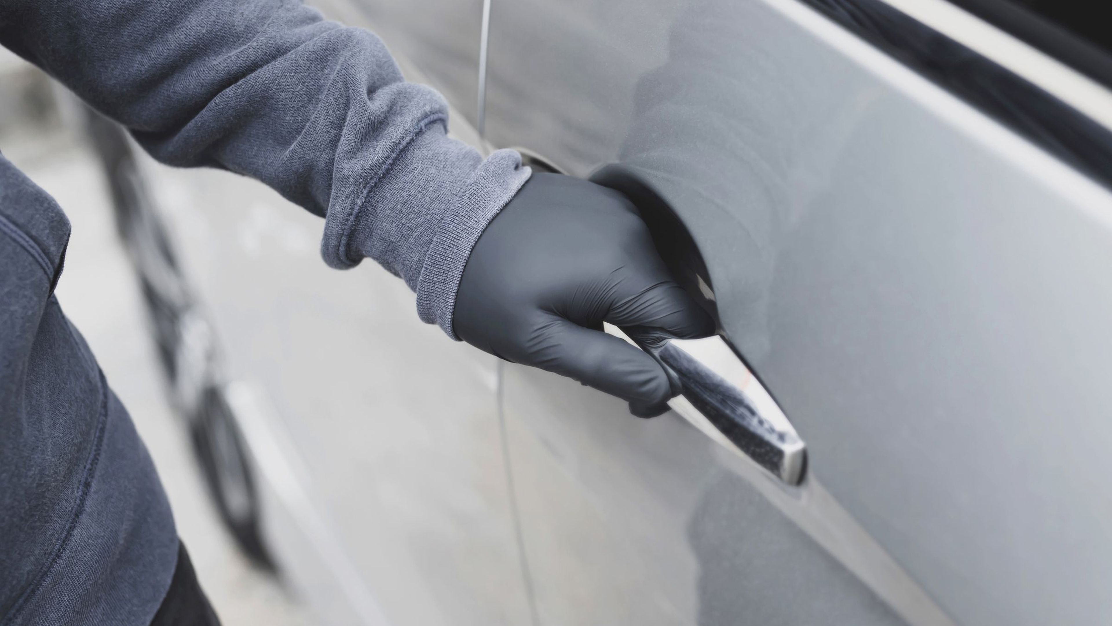 La Guardia Civil advierte de que es importante que no dejes esto en la guantera de tu coche
