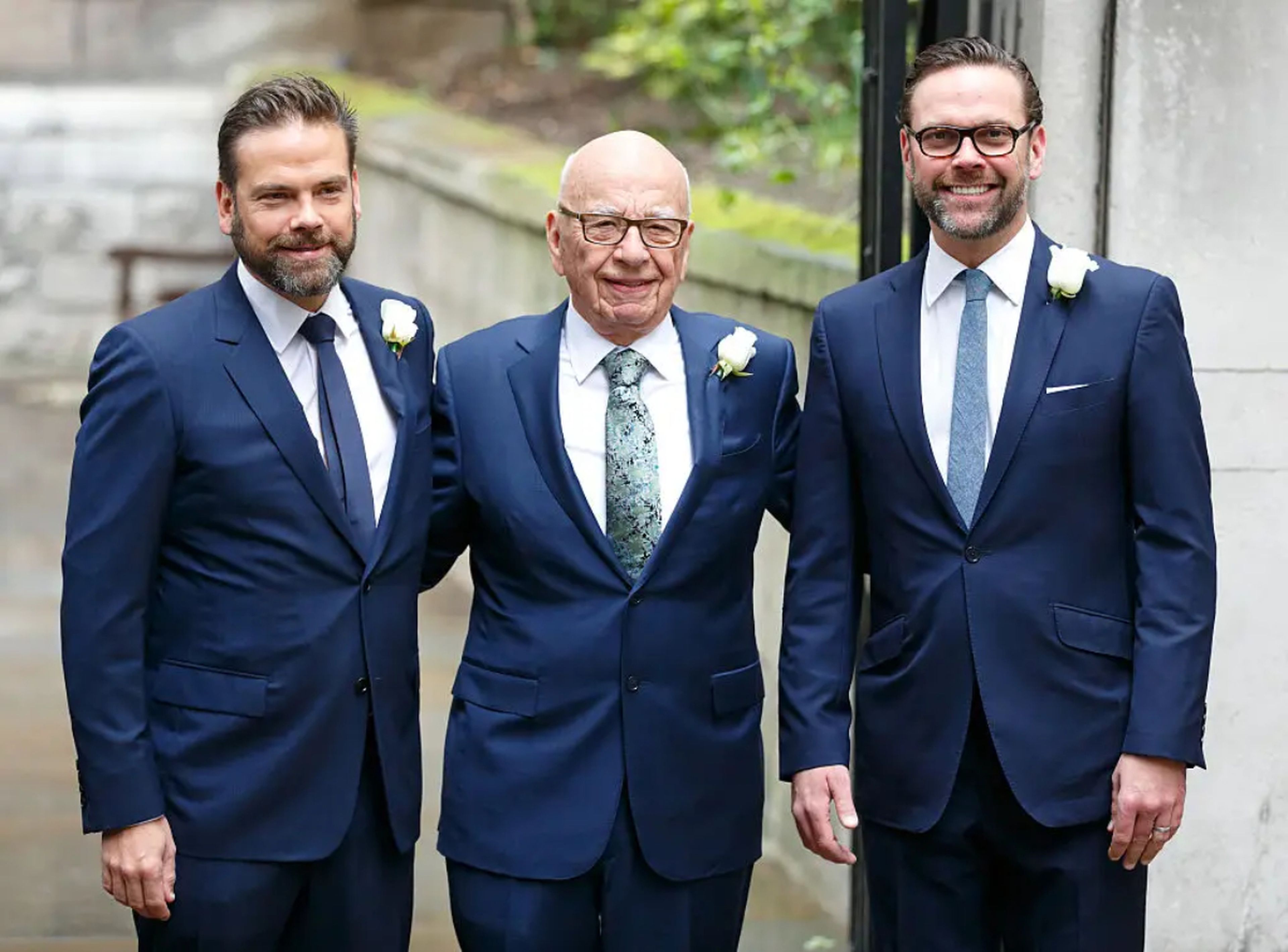 Rupert Murdoch quiere asegurarse de que su hijo Lachlan (izquierda) controle la empresa cuando él fallezca. Su hijo James Murdoch (derecha) se está oponiendo en los tribunales.