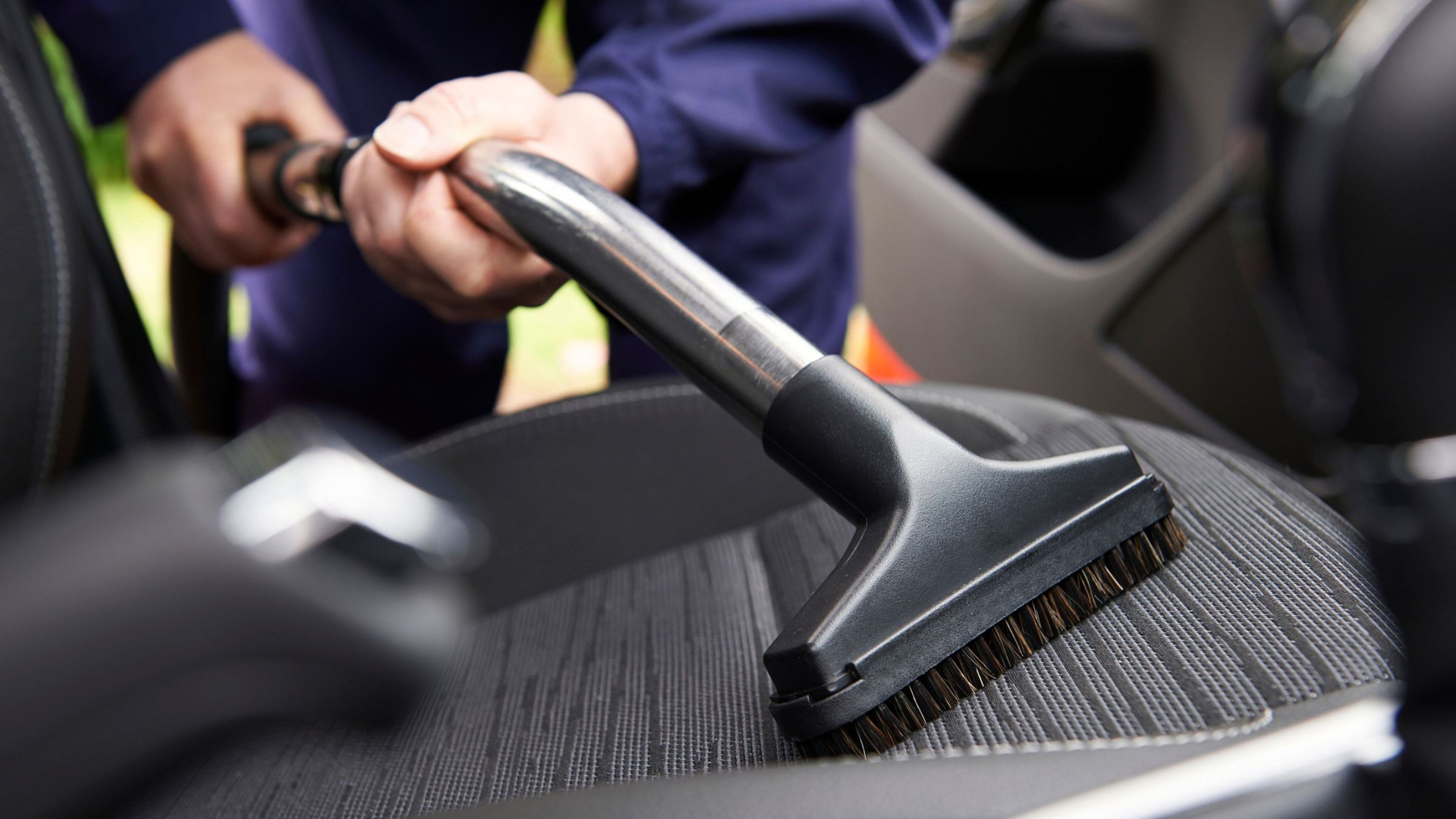 El truco casero para dejar la tapicería de tu coche como si fuera nueva