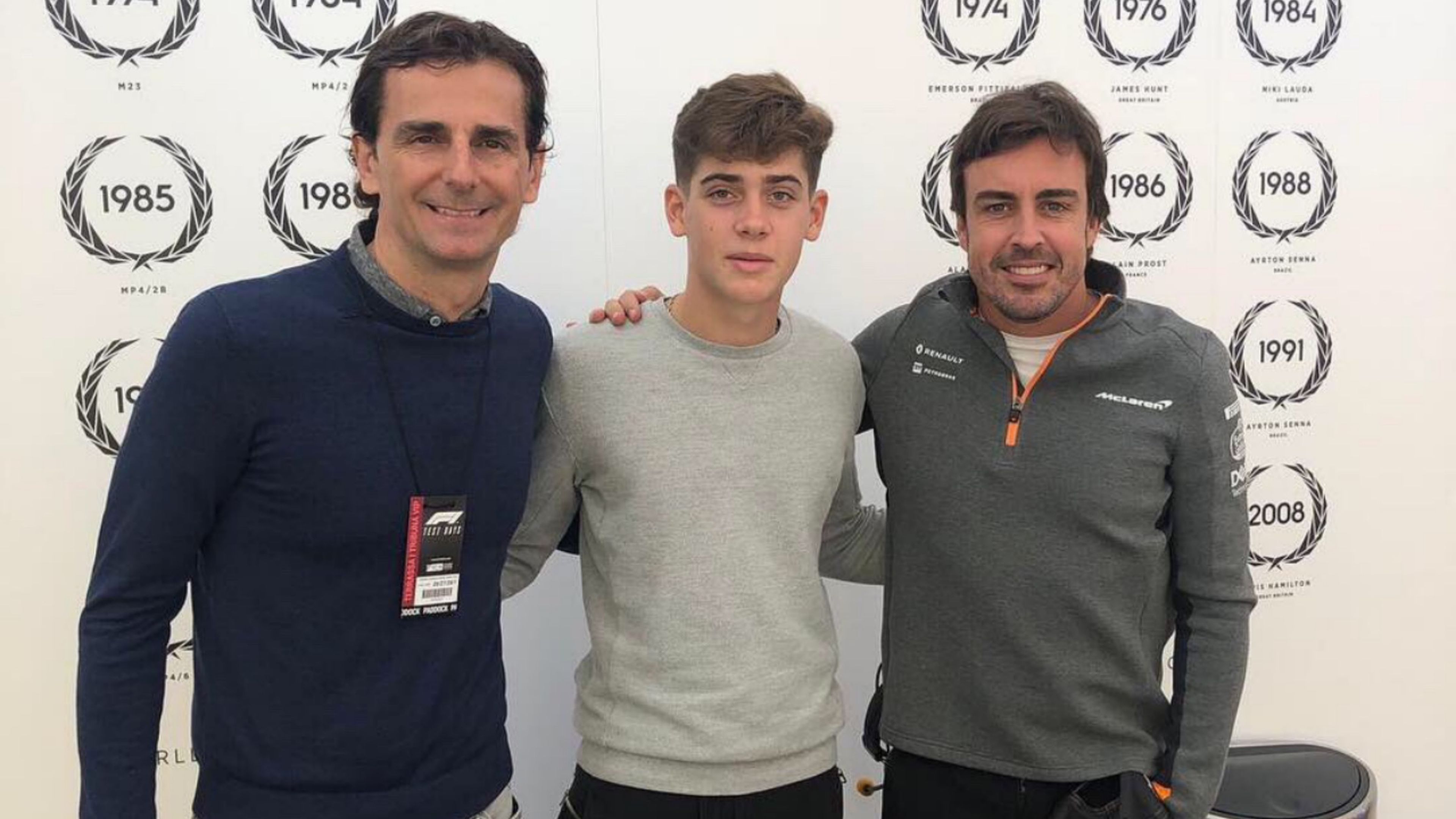 Franco Colapinto, Fernando Alonso y Pedro de la Rosa