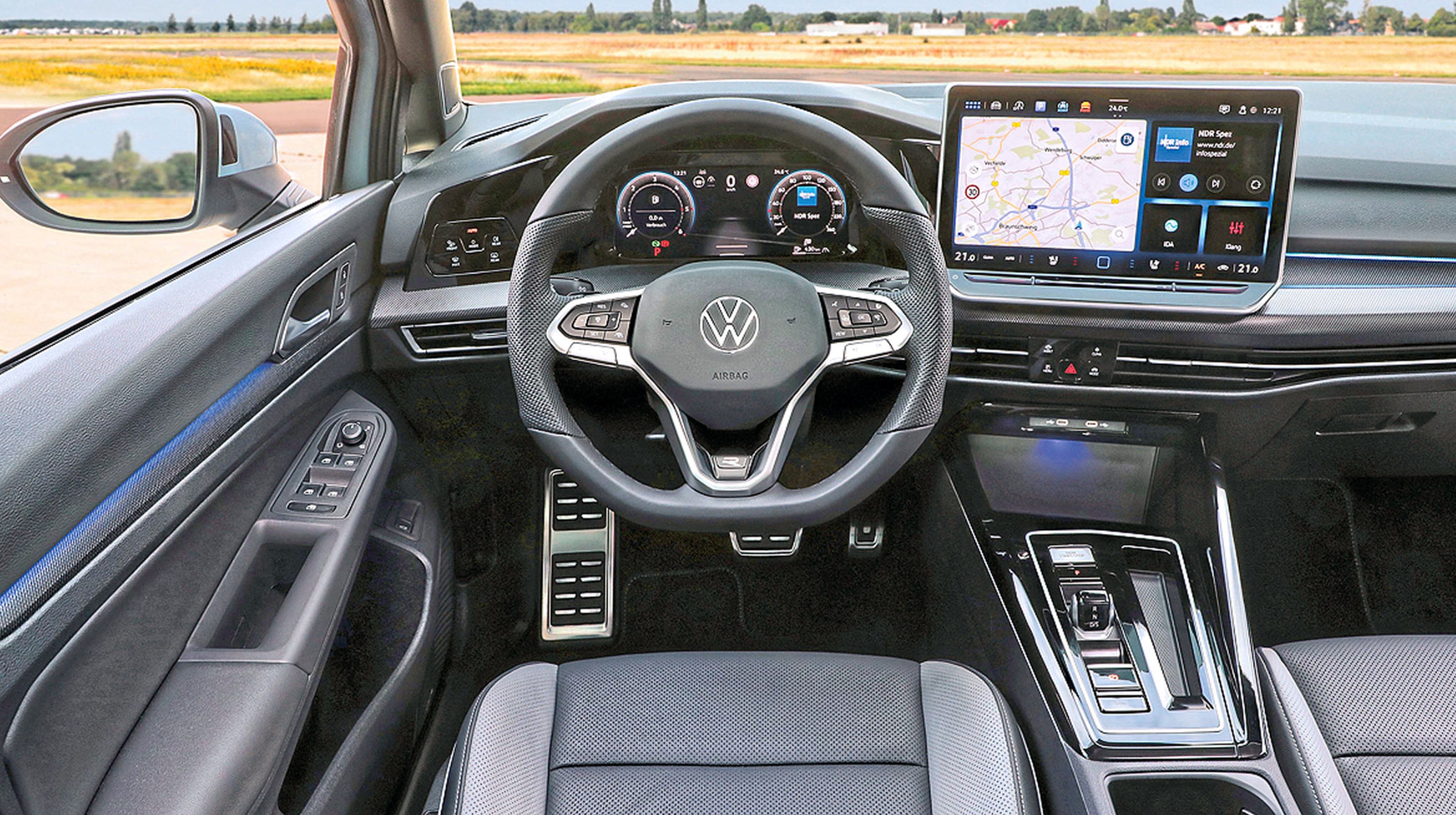 Volkswagen Golf 8 facelift cockpit