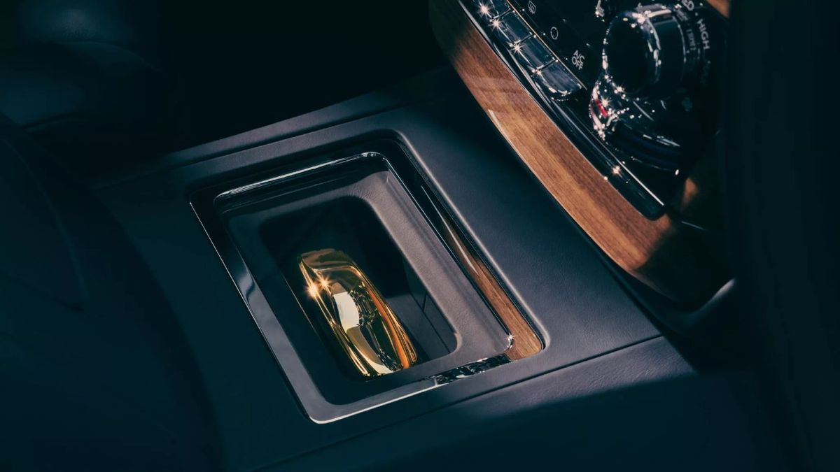 The Rolls-Royce Phantom Goldfinger has a small detail that you probably couldn’t afford either