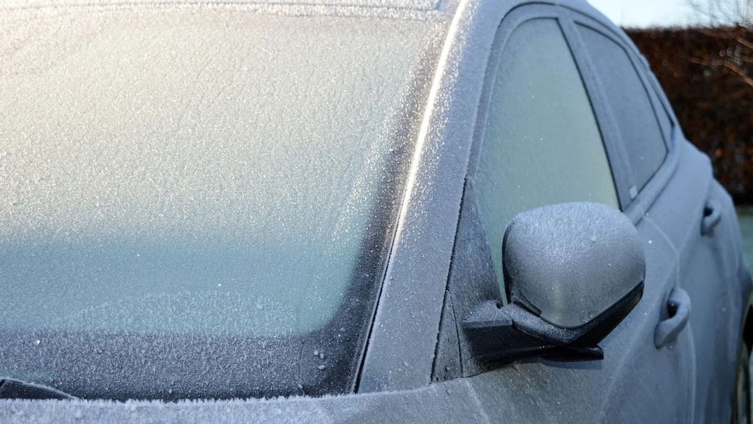 Los expertos revelan una solución casera y bien barata para que no se congele la luna de tu coche por la noche 