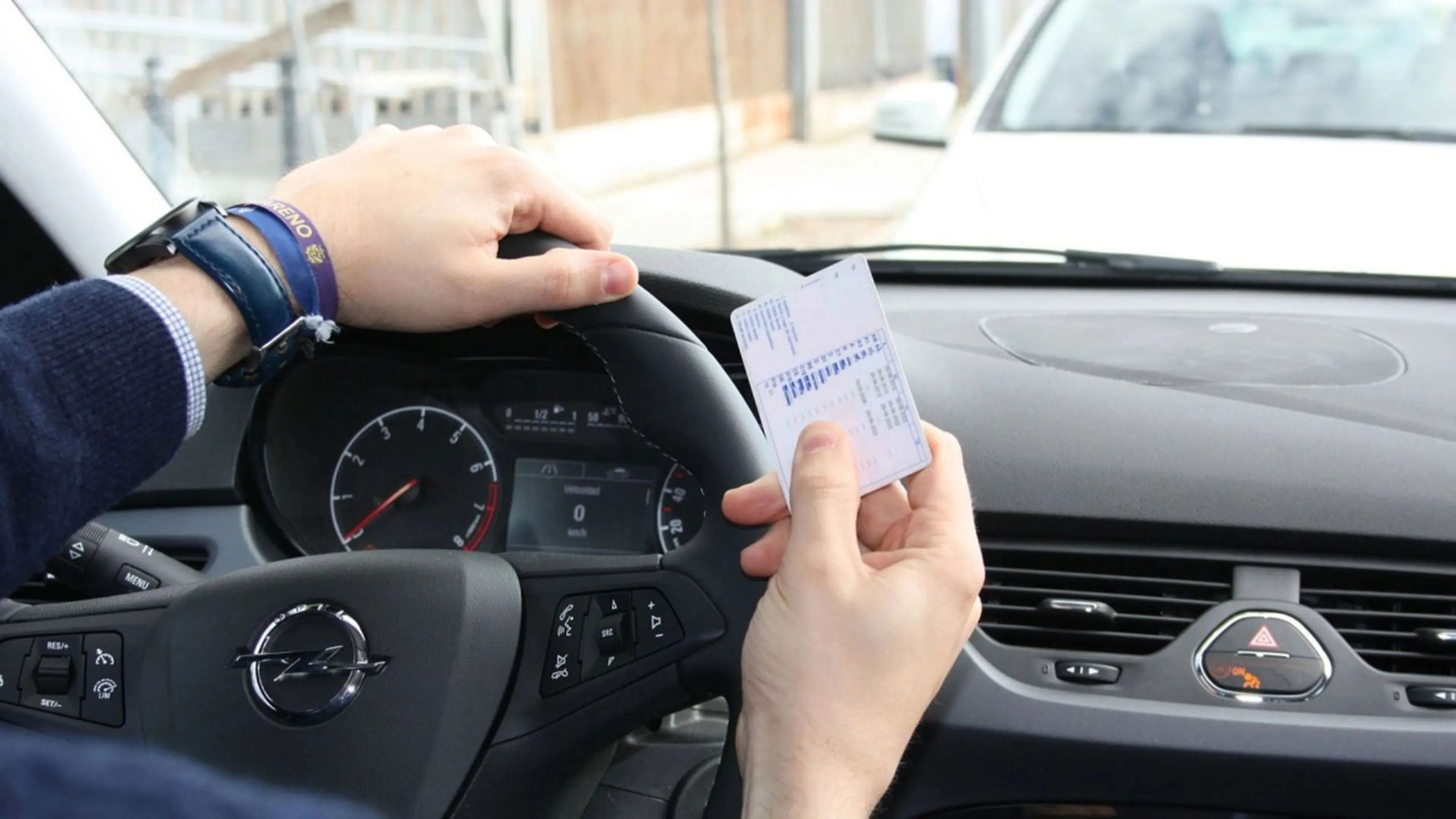 Los tres documentos que debes llevar en el coche para evitar una multa, aunque uno puede estar en el teléfono 