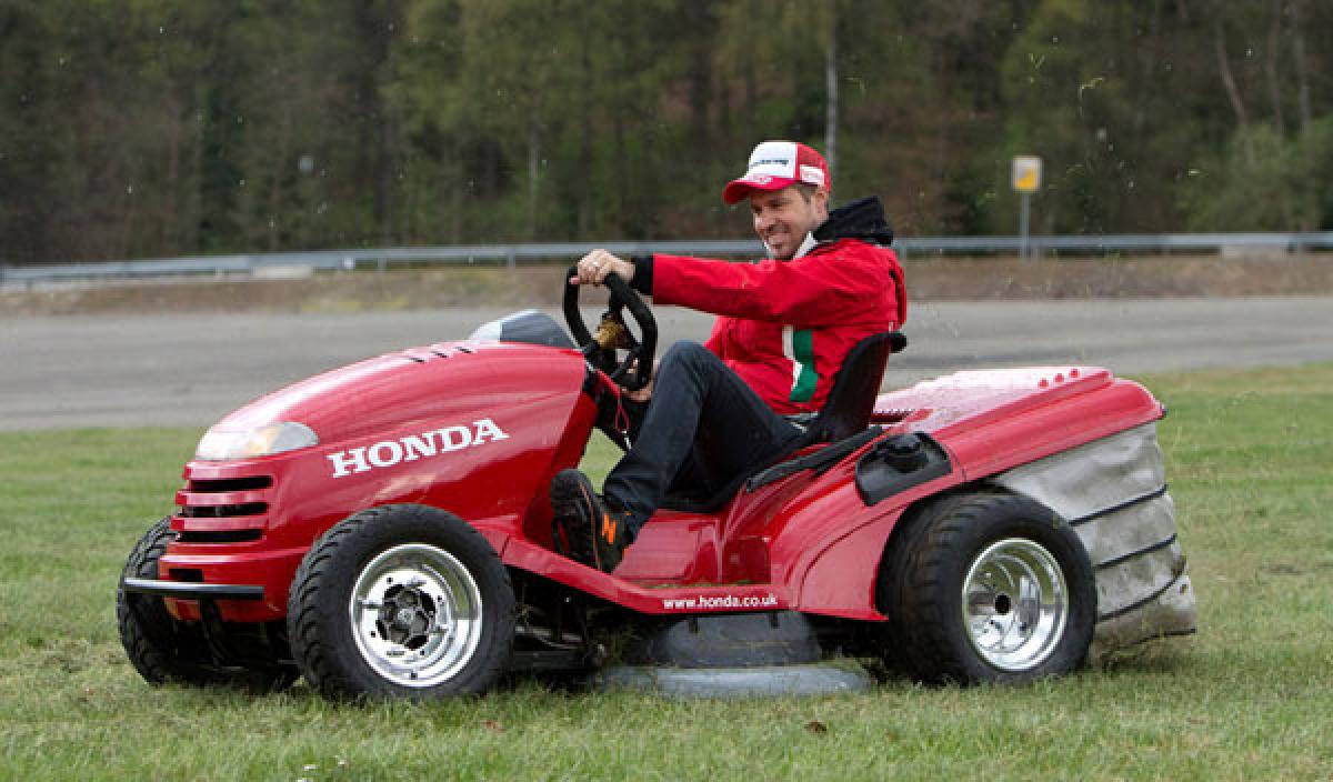 Monteiro conduce el cortacésped más rápido del mundo -- Autobild.es