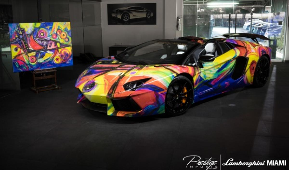 Un Lamborghini Aventador Roadster ¡multicolor! -