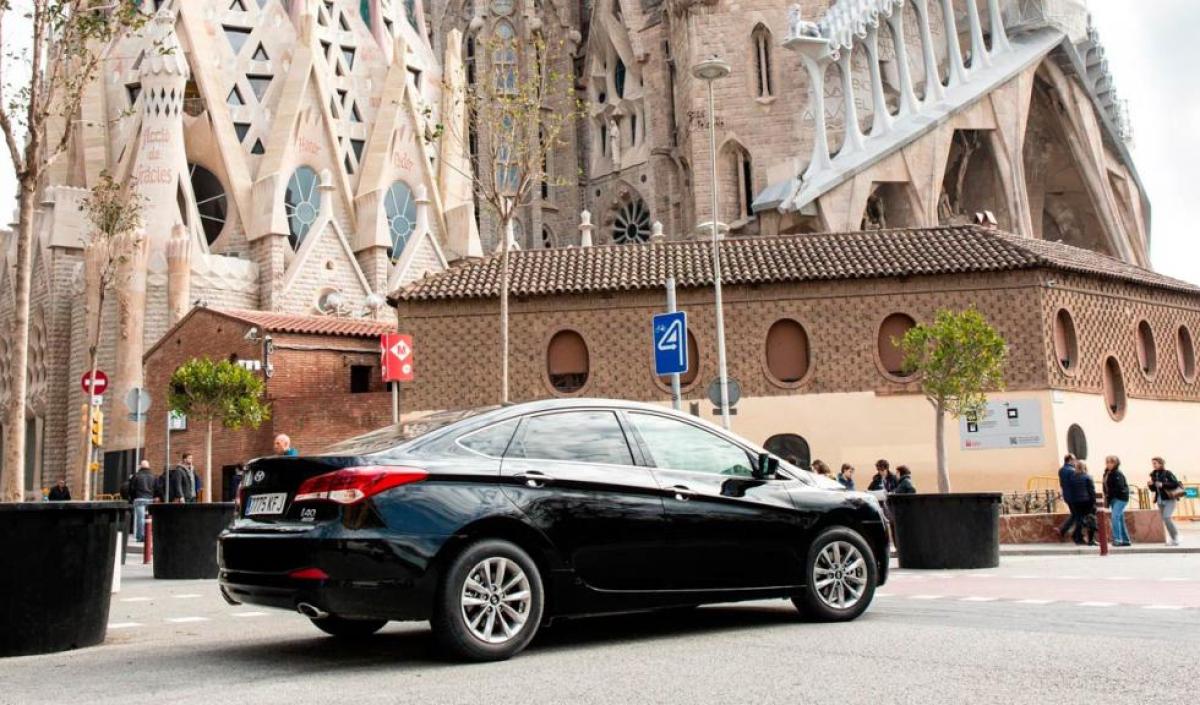 Asistencia Universidad igual Ya puedes contratar (otra vez) los servicios de Uber en Barcelona --  Autobild.es