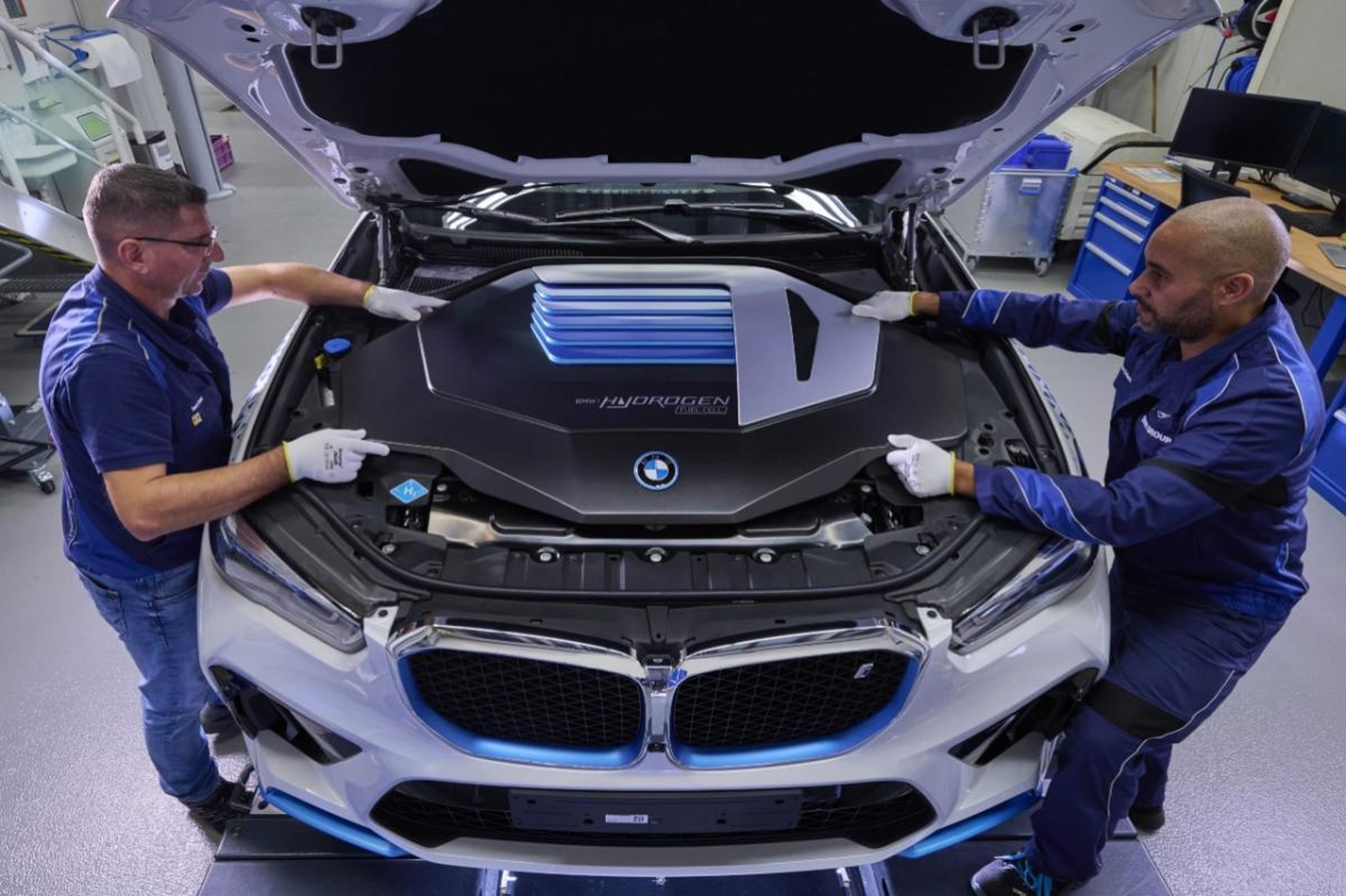BMW ha iniciado la producción limitada del primer Sports Activity Vehicle (SAV) con tecnología de pila de combustible de hidrógeno, el BMW iX5 Hydrogen.