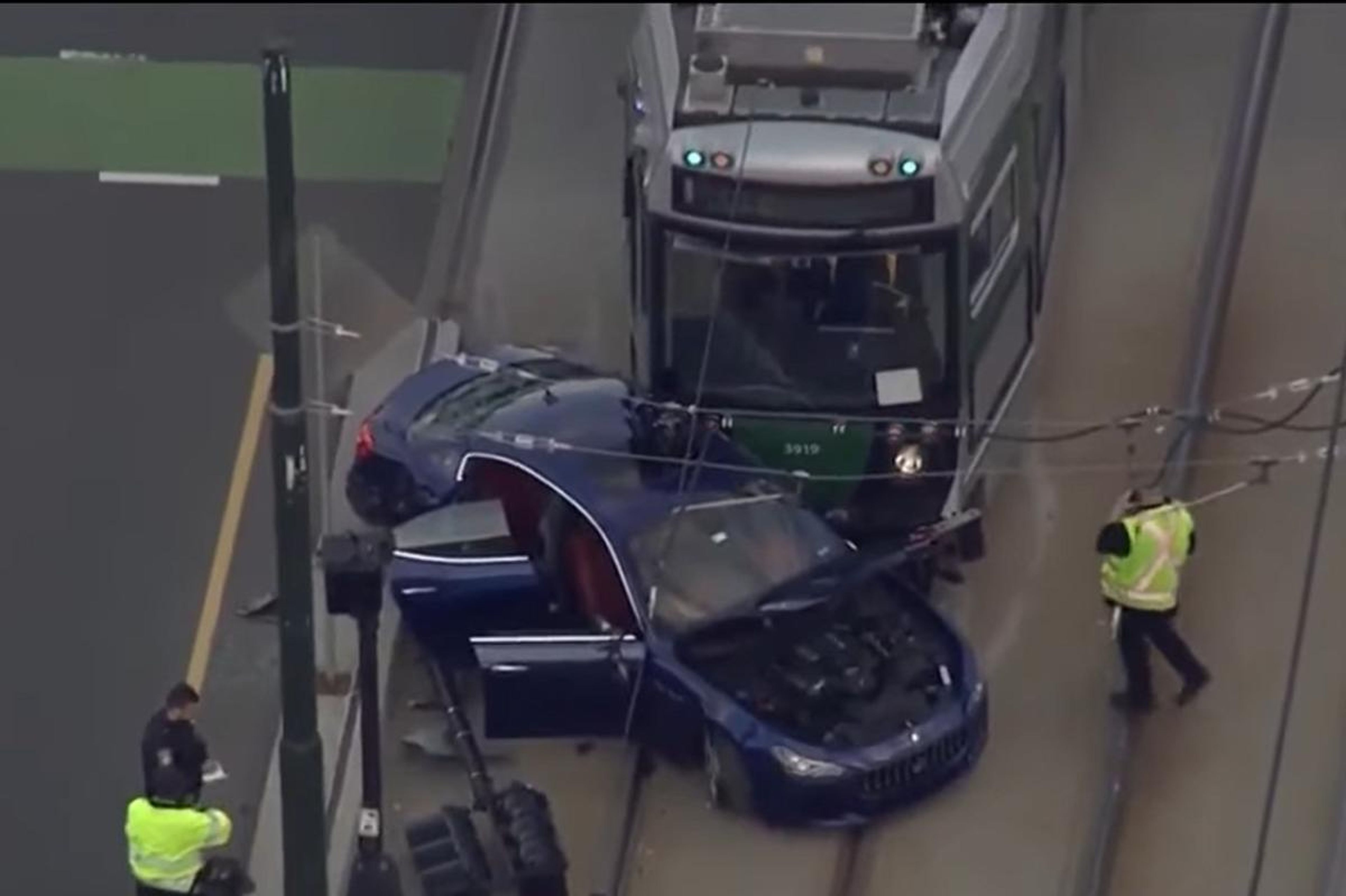 Un Maserati Ghibli queda totalmente destruido tras chocar con un tranvía