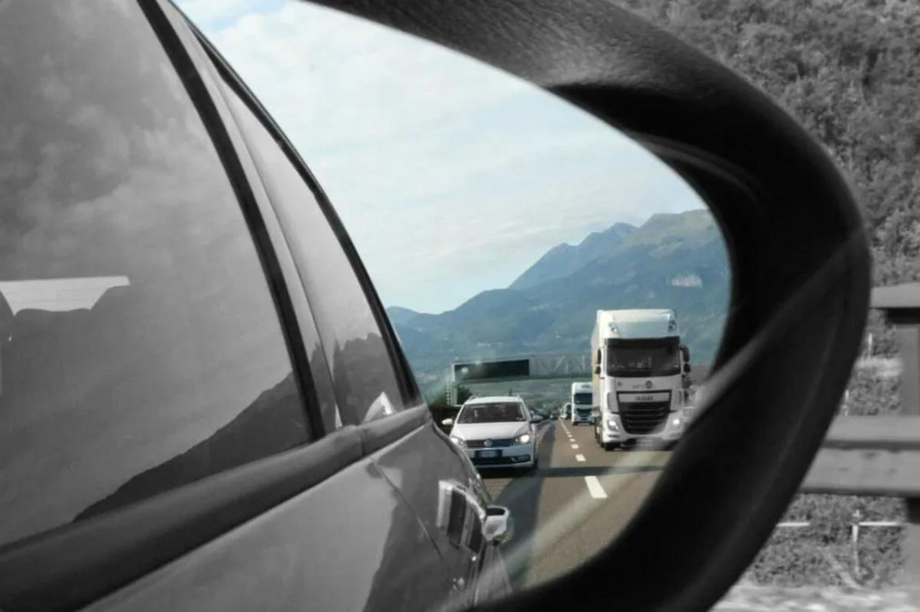 Tres graves errores que no debes cometer al colocar los espejos retrovisores del coche