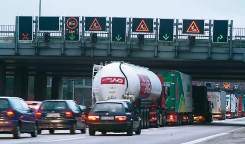 En el caso español, el sistema de telepeaje se implantaría en los pórticos informativos de las carreteras Fotos: España podría cobrar peaje en las autovías