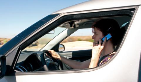 El 80% de los encuestados estima que hablar con el móvil y fumar supone el mismo riesgo Fotos: El 32% ha practicado sexo en su coche