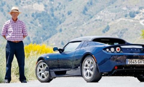 Descubre cómo es el dueño del primer Tesla Roadster en España
