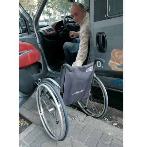 Coche para un discapacitado físico y su silla de ruedas Coche para un discapacitado físico y su silla de ruedas