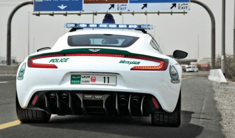 Límite de velocidad Dubai 120 km/h también Policía con Aston Martin Límite de velocidad Dubai 120 km/h también Policía con Aston Martin
