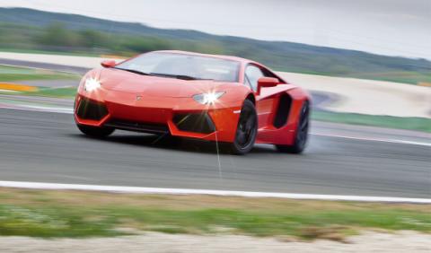Lamborghini Aventador en una curva Lamborghini Aventador en una curva