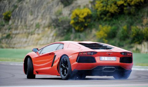 Lamborghini Aventador lateral trasera Lamborghini Aventador lateral trasera