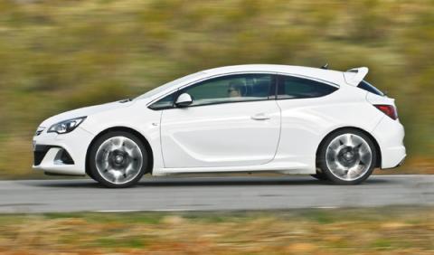 Opel Astra OPC 2012 lateral Opel Astra OPC 2012 lateral